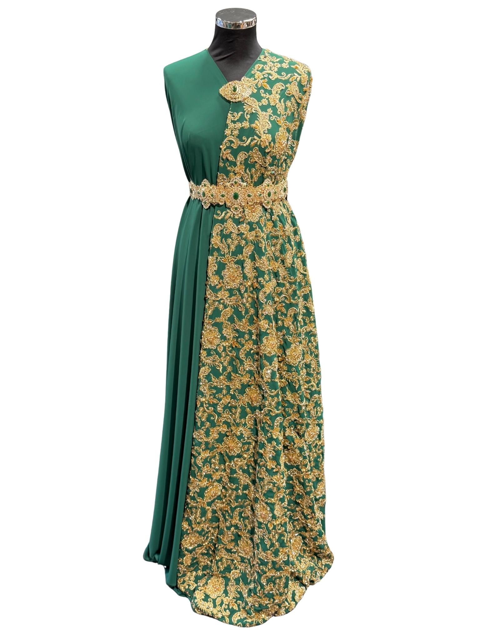 Luxe smaragdgroene sari stof, volledig bewerkt met glinsterende stenen en kralen. Perfect voor takshita, kaftan of feestelijke kleding met een elegante en feestelijke uitstraling.