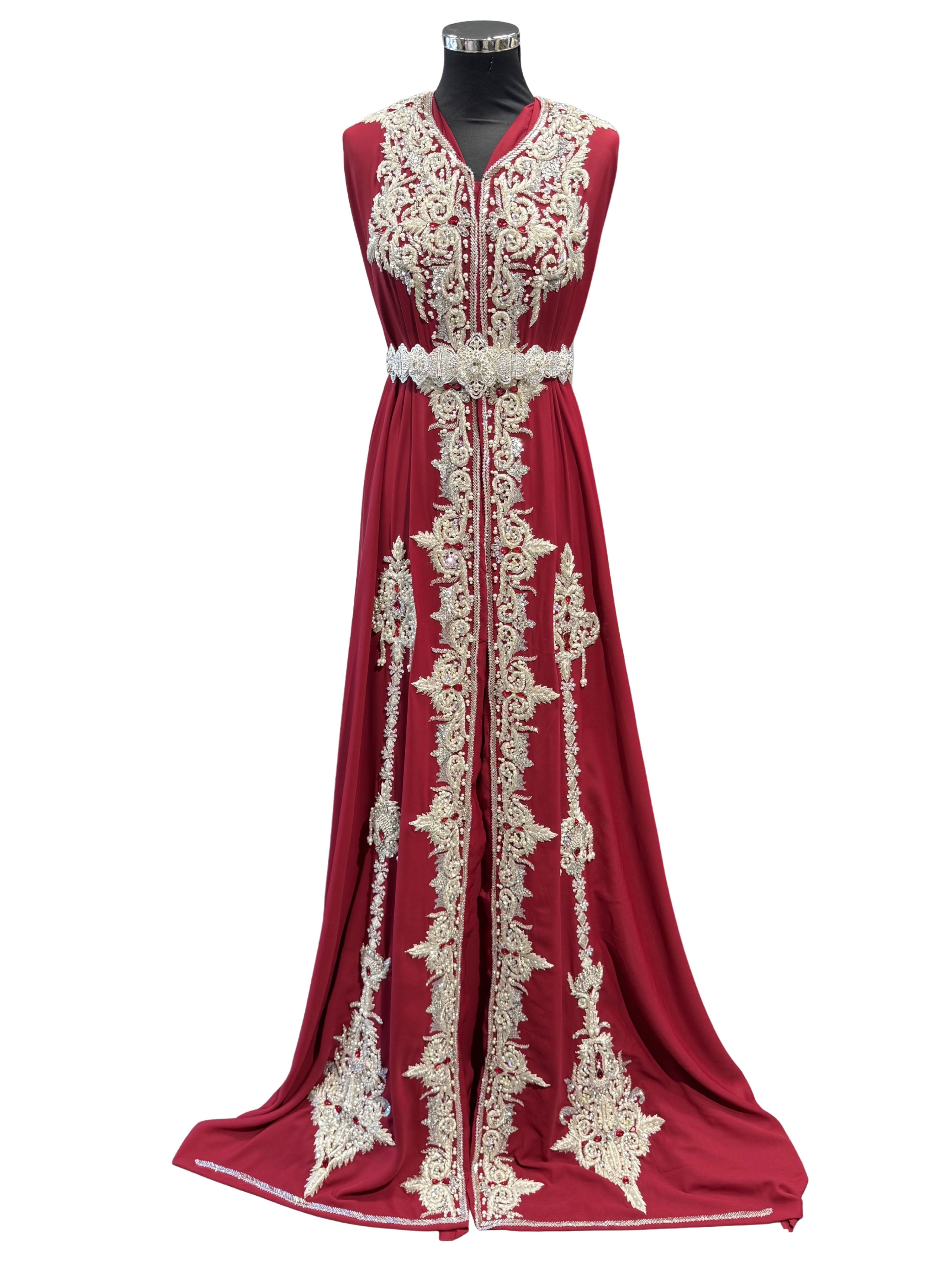 Voorkant van bordeaux takchita crepe stof, bewerkt met zilveren borduurwerk en fonkelende glassteentjes. De onderstof is bordeaux crepe.