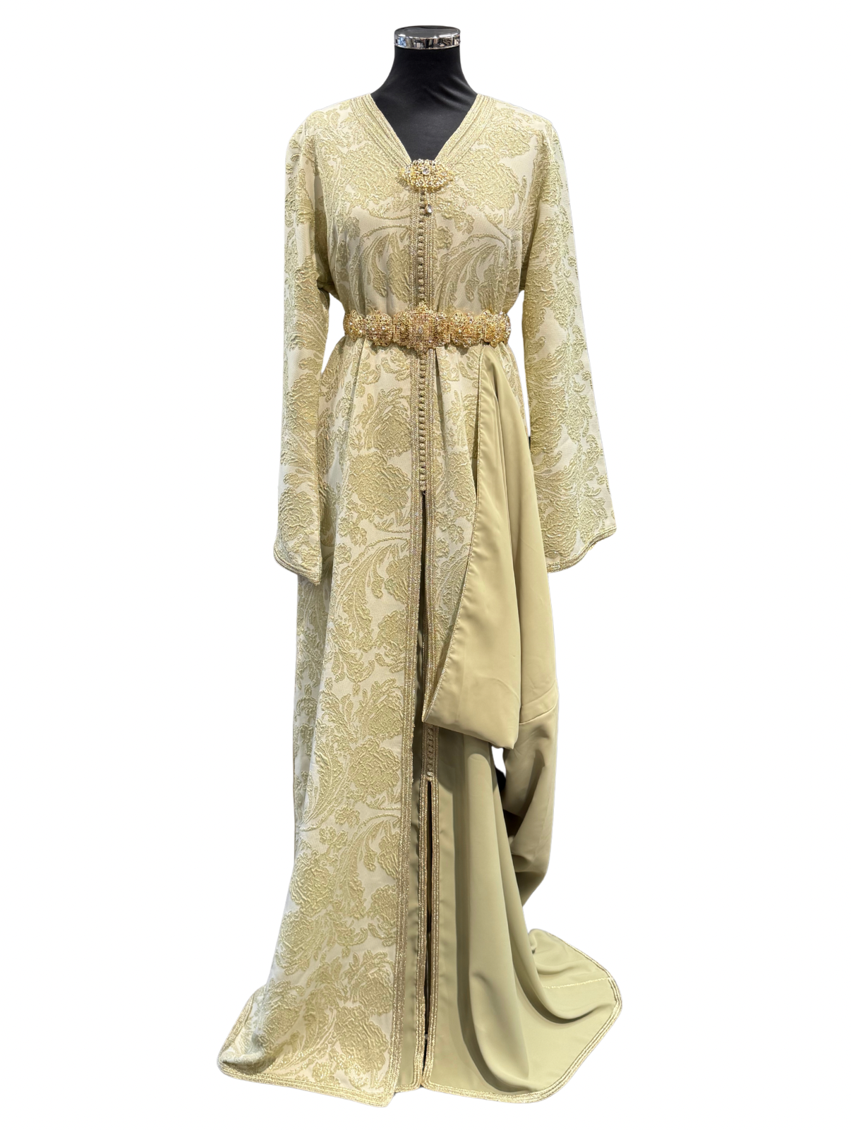 Ready-to-wear pistachekleurige takshita van brocard stof, een volledig genaaide jurk, geschikt voor speciale gelegenheden en traditionele Marokkaanse feesten.