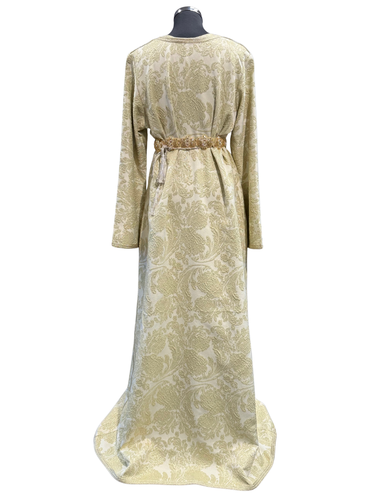 Ready-to-wear pistachekleurige takshita van brocard stof, een volledig genaaide jurk, geschikt voor speciale gelegenheden en traditionele Marokkaanse feesten.