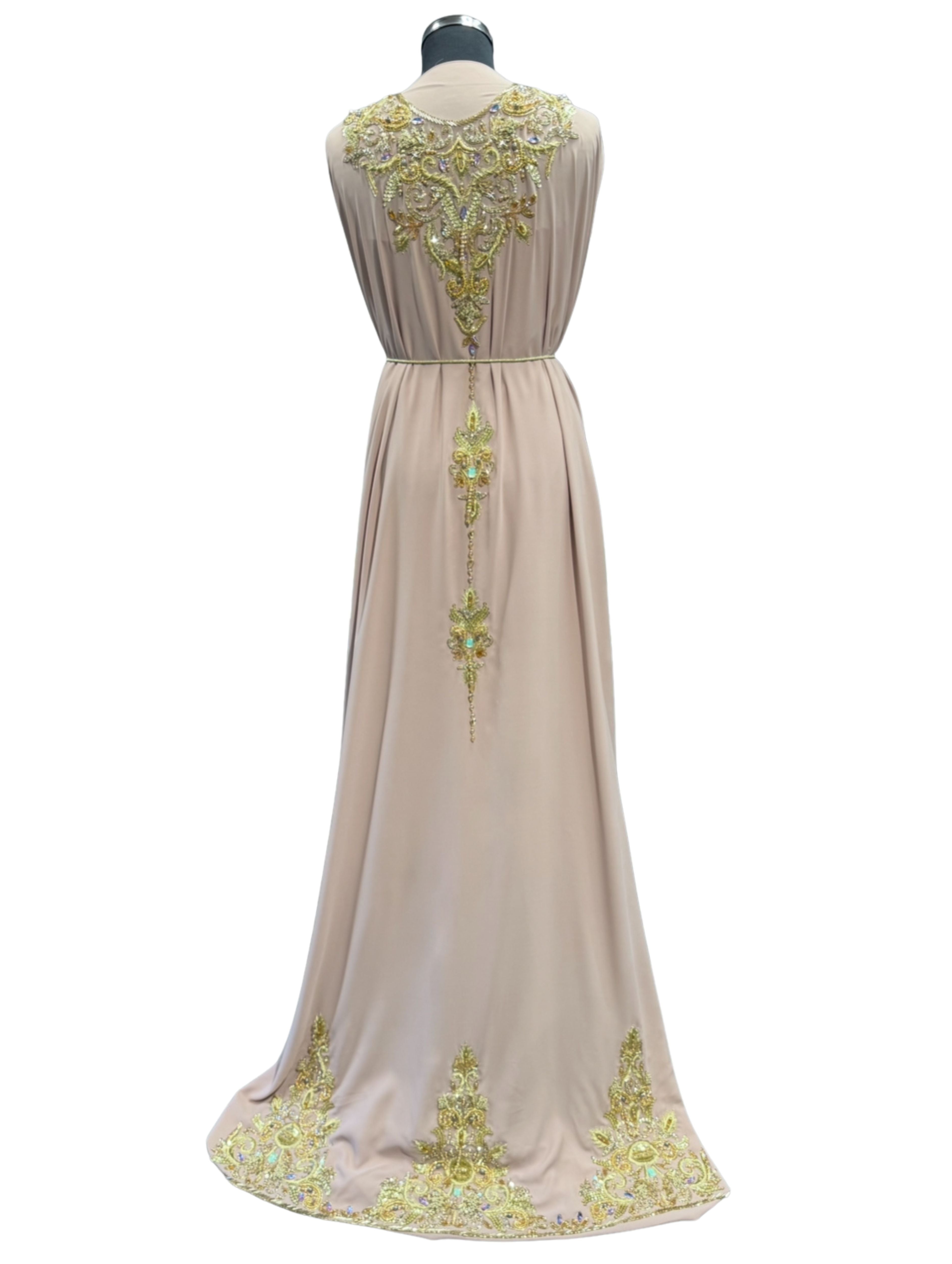 Achterkant van blush nude takshita stof, verfijnd bewerkt met gouden accenten en blauwgroene opal stenen.