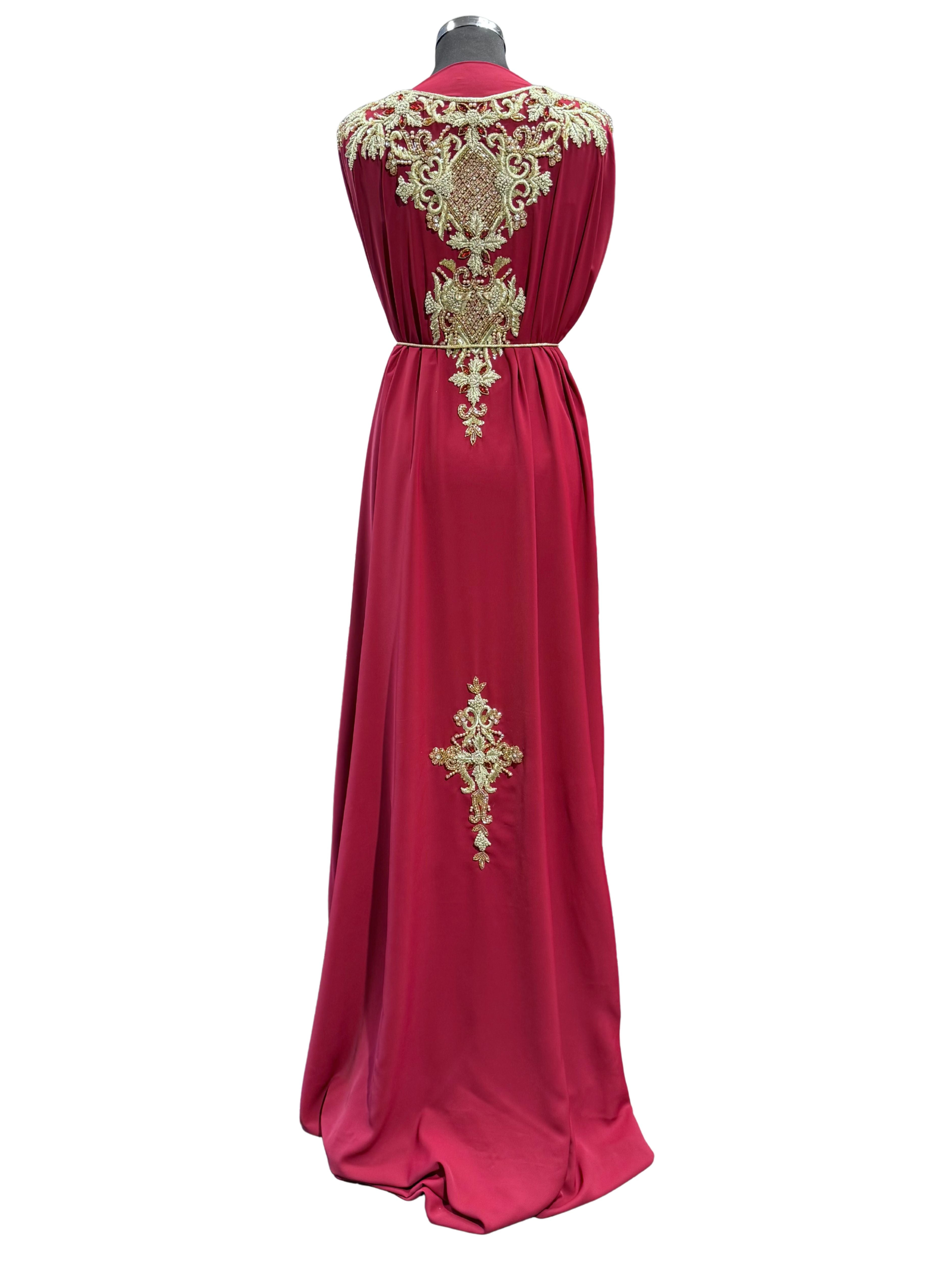 Achterkant van bordeaux takshita stof van crepe kwaliteit, afgewerkt met borduurwerk. De onderstof is bordeaux crepe.