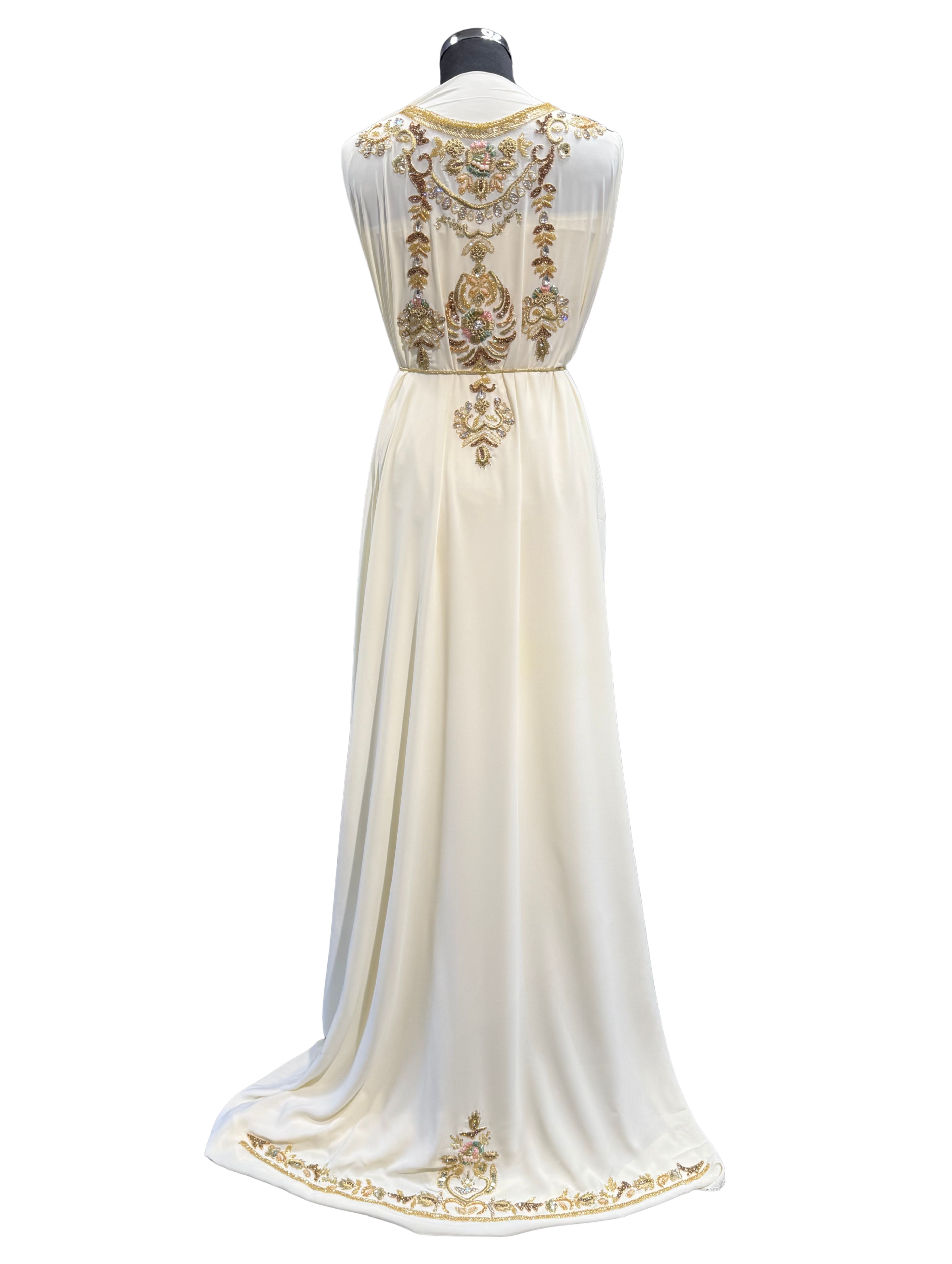 Achterkant van crème caftan of takshita stof van crepe kwaliteit, bewerkt met kralen, stenen en pailletten.