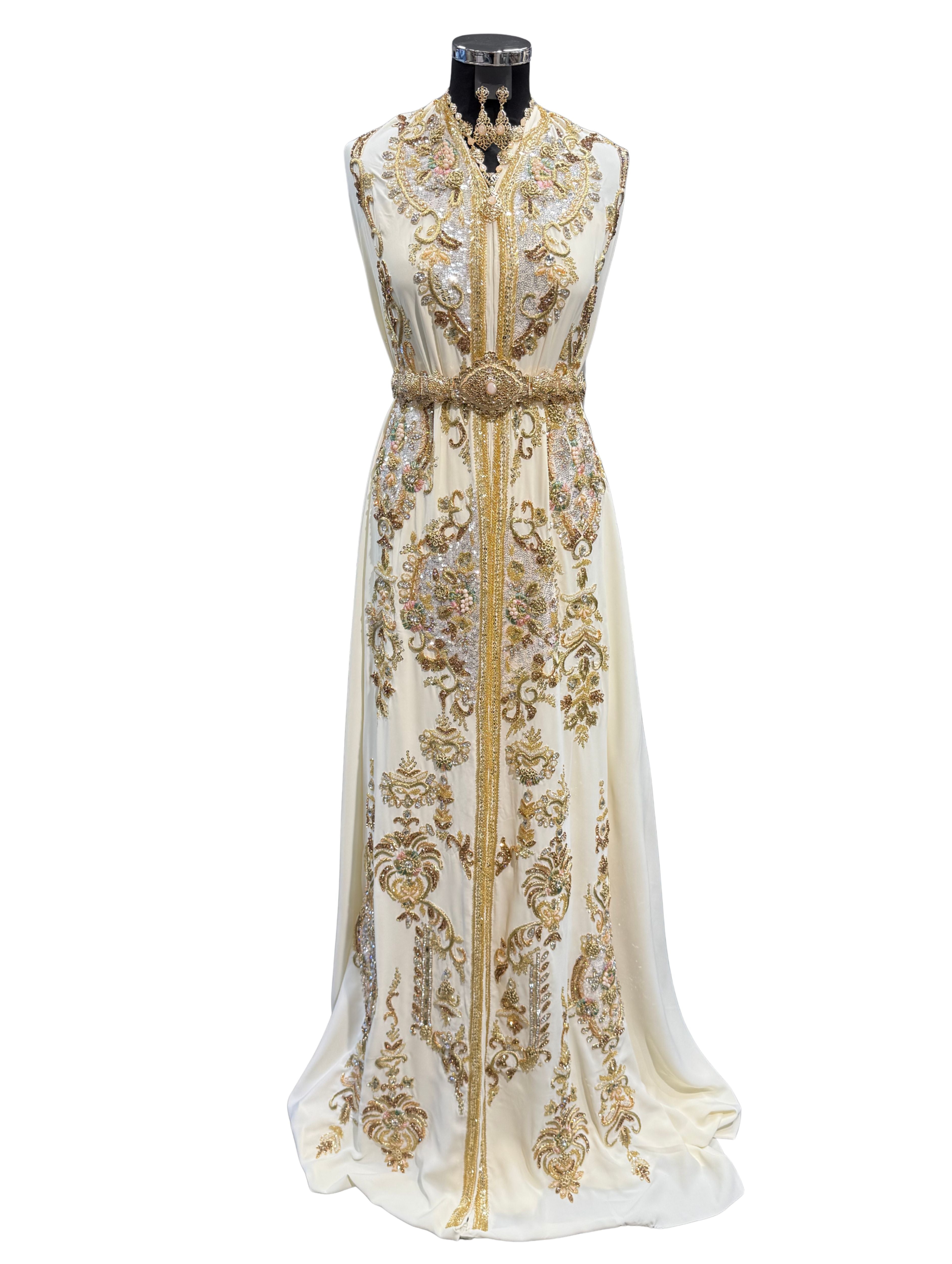 Voorkant van crème caftan of takshita stof van crepe kwaliteit, bewerkt met kralen, stenen en pailletten.