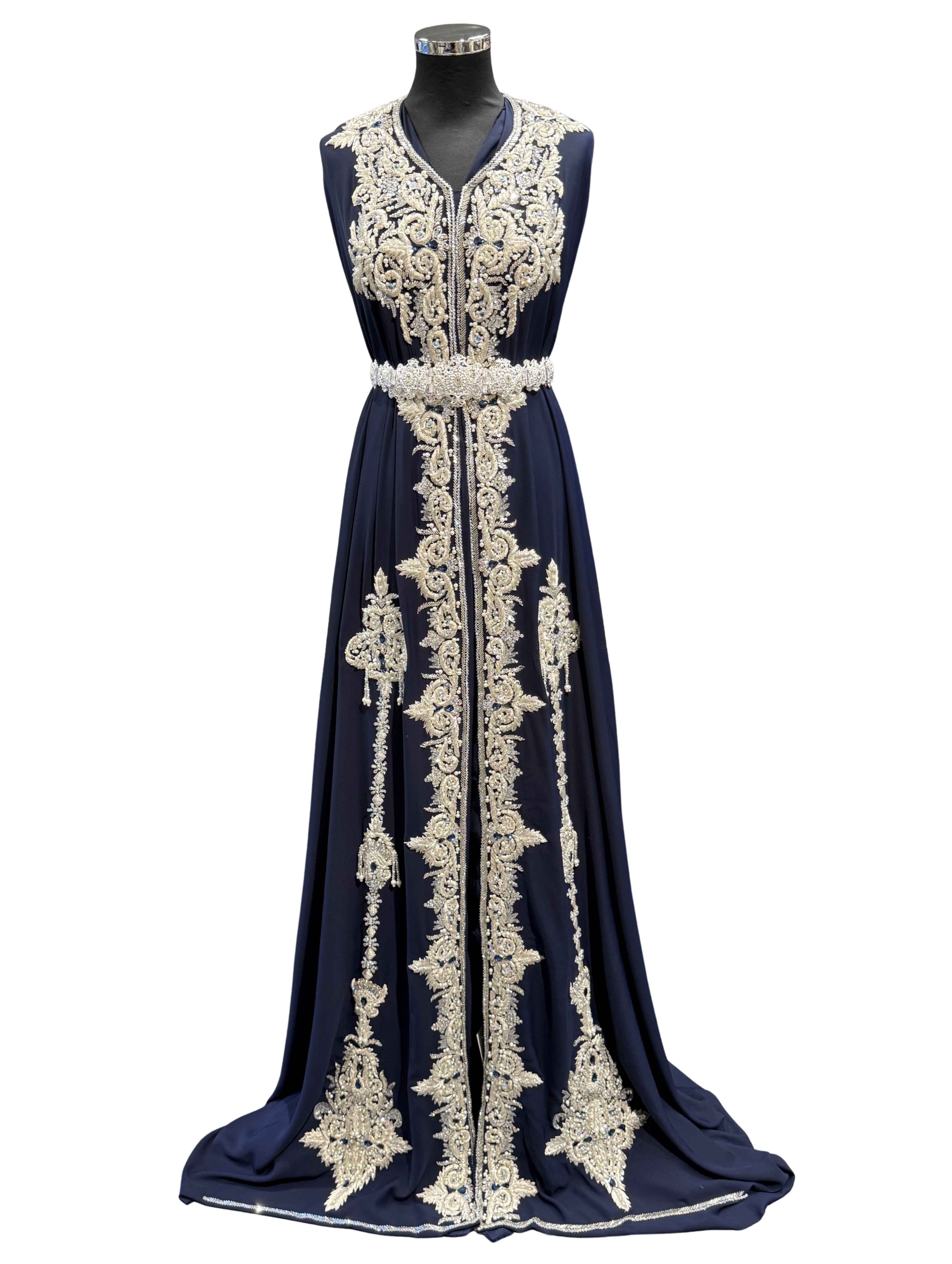 Voorkant van donkerblauwe takshita stof van crepe kwaliteit, bewerkt met zilveren accenten. De onderstof is donkerblauw crepe.