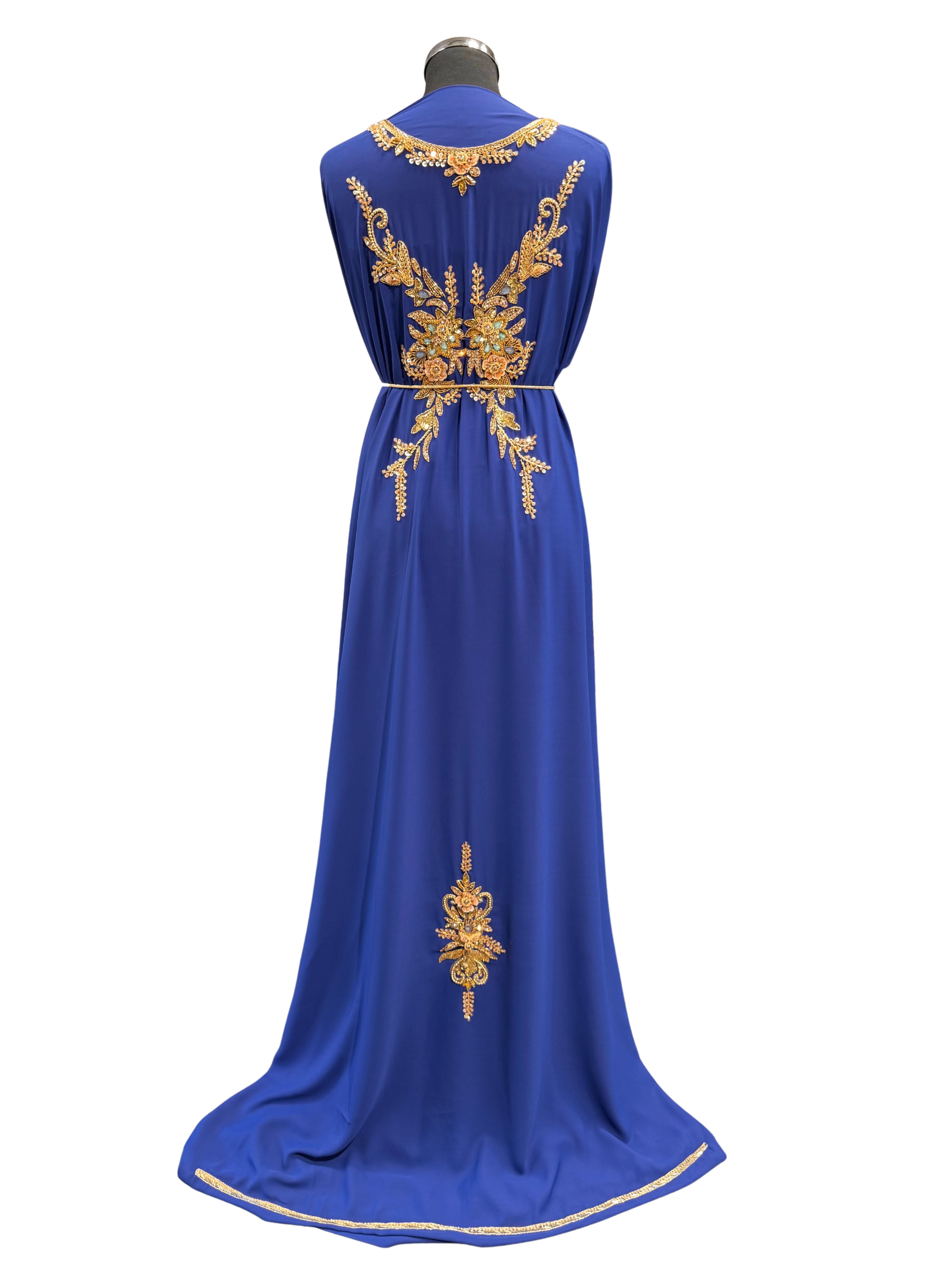 Achterkant van kobaltblauwe takshita stof van crepe kwaliteit, bewerkt met gouden accenten. De onderstof is kobaltblauw crepe.