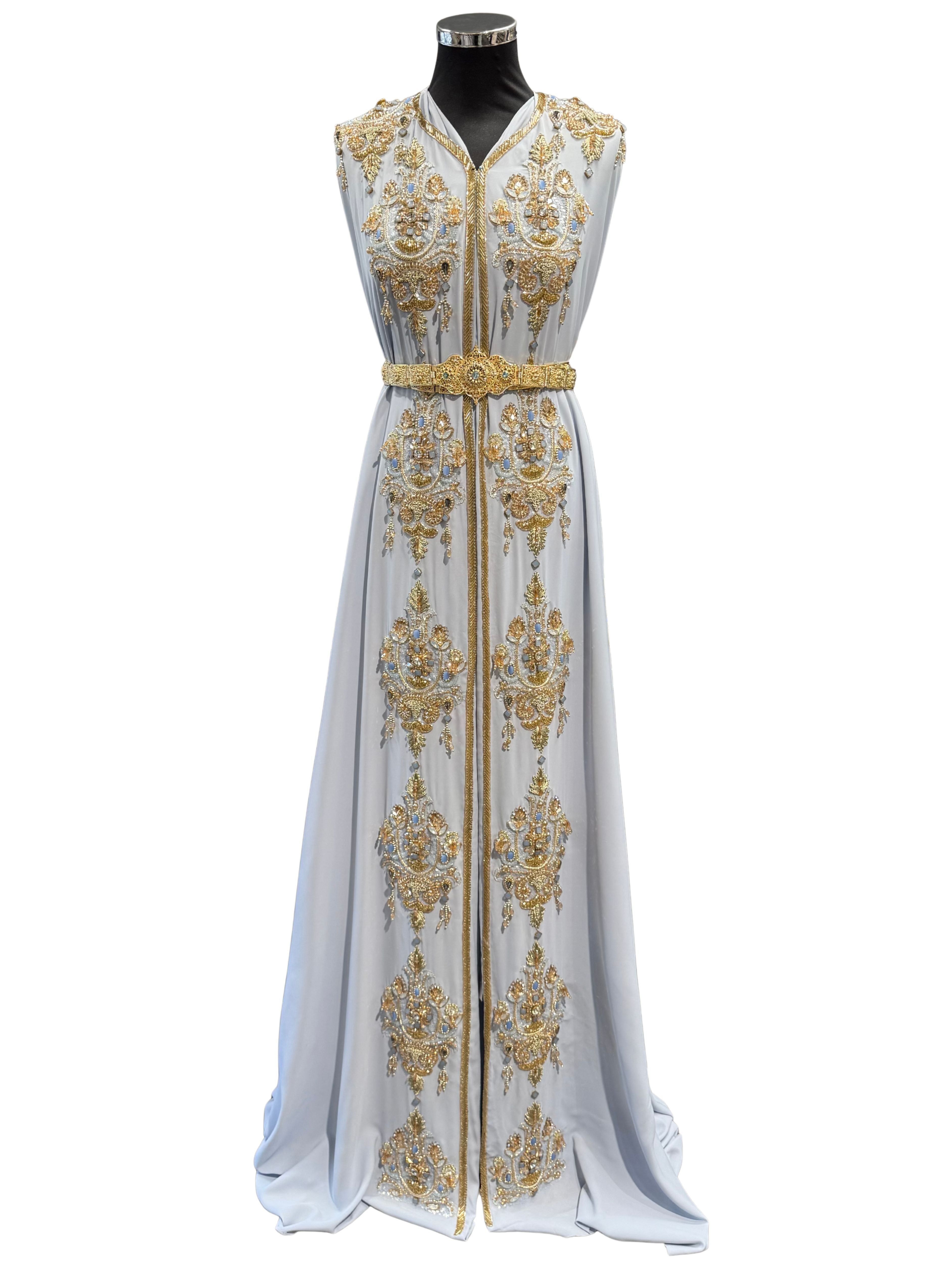 Voorkant van lichtblauwe takshita stof van crepe kwaliteit, verfijnd bewerkt met gouden accenten.