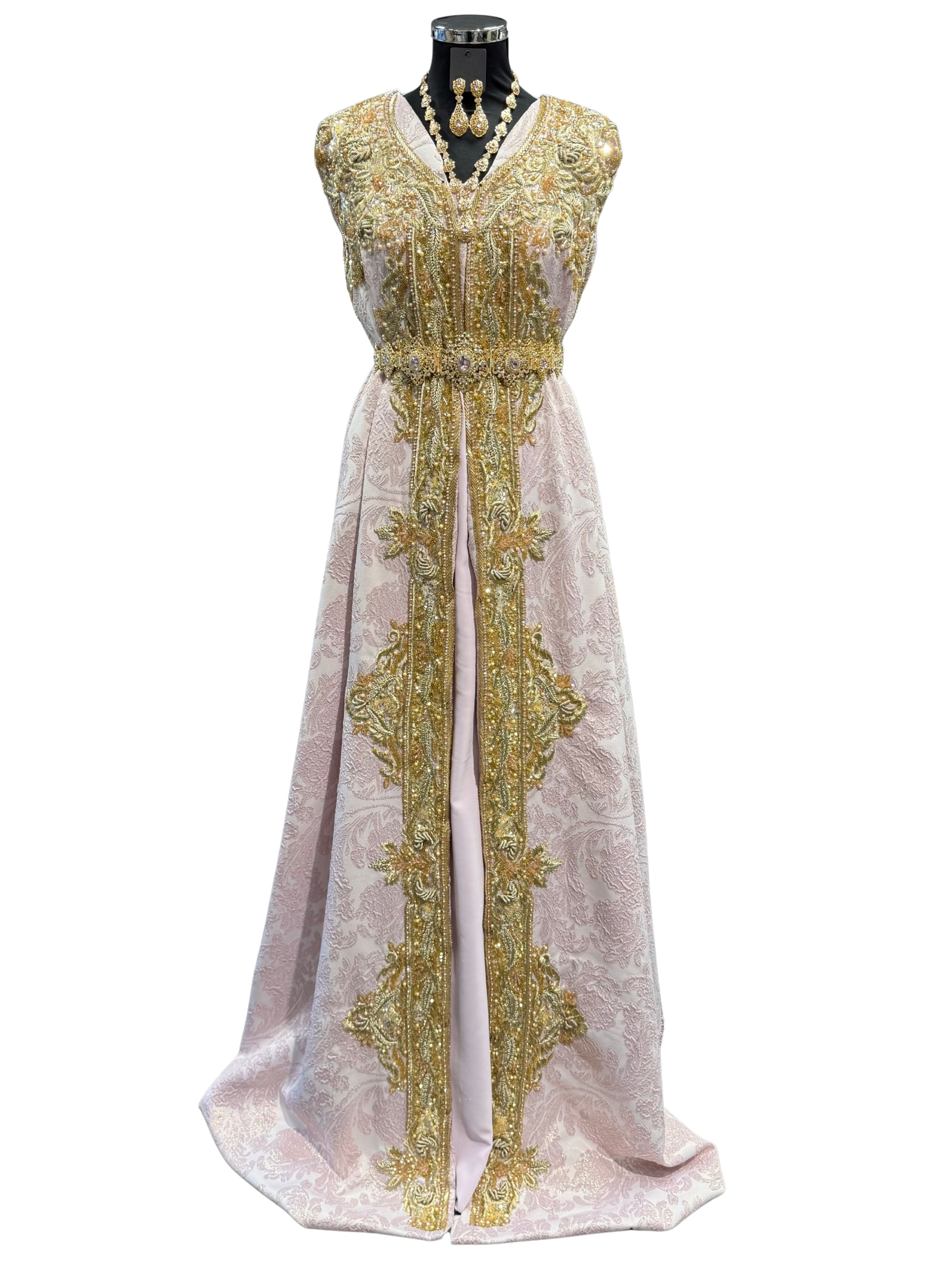 Voorkant van lila roze brocard takshita stof van crepe kwaliteit, bewerkt met gouden borduurwerk, fonkelende kralen en stenen. De onderstof is lila roze crepe.