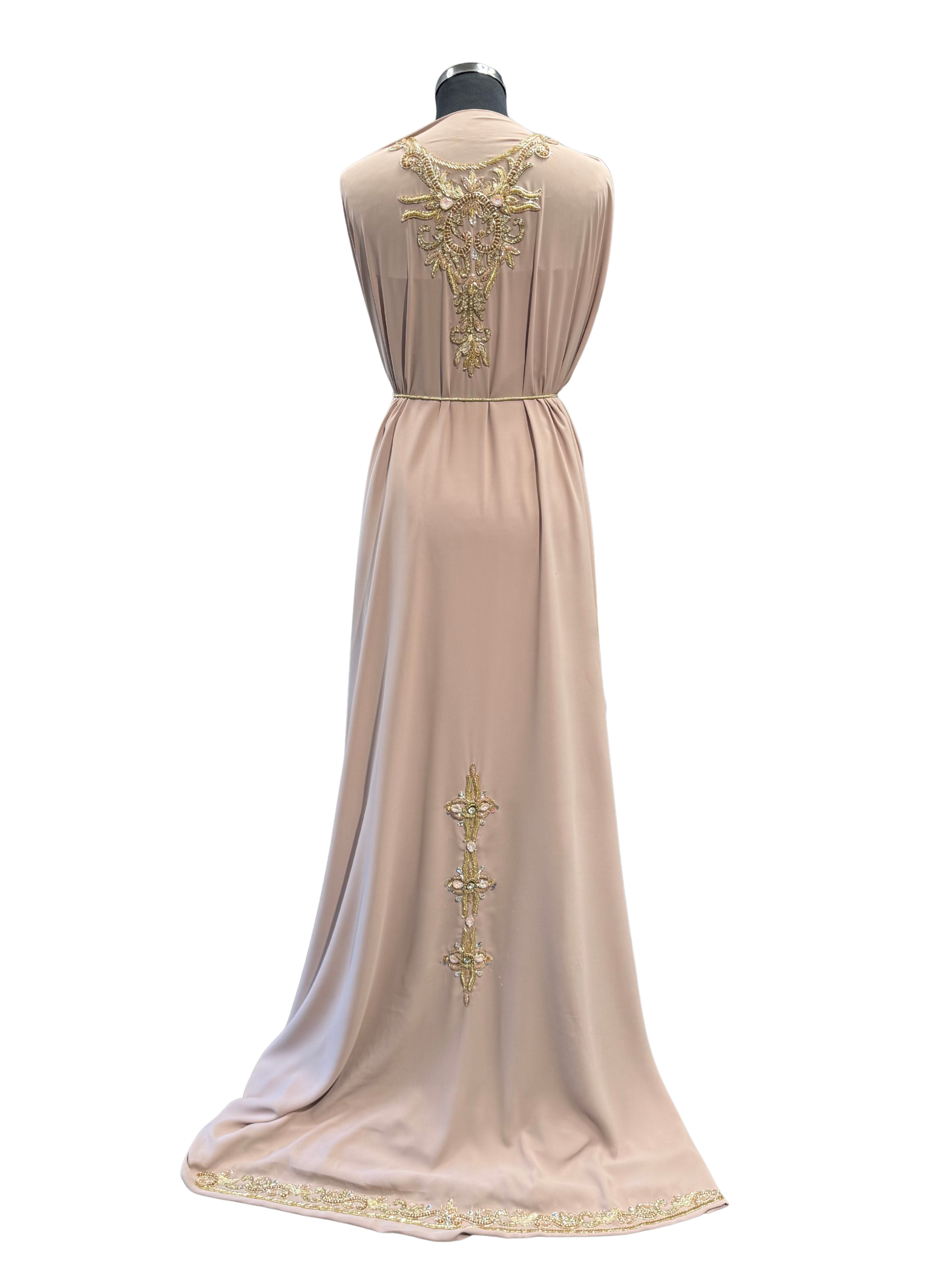 Achterkant van oudroze takshita stof, verfijnd bewerkt met gouden stenen en roze opal glasstenen.
