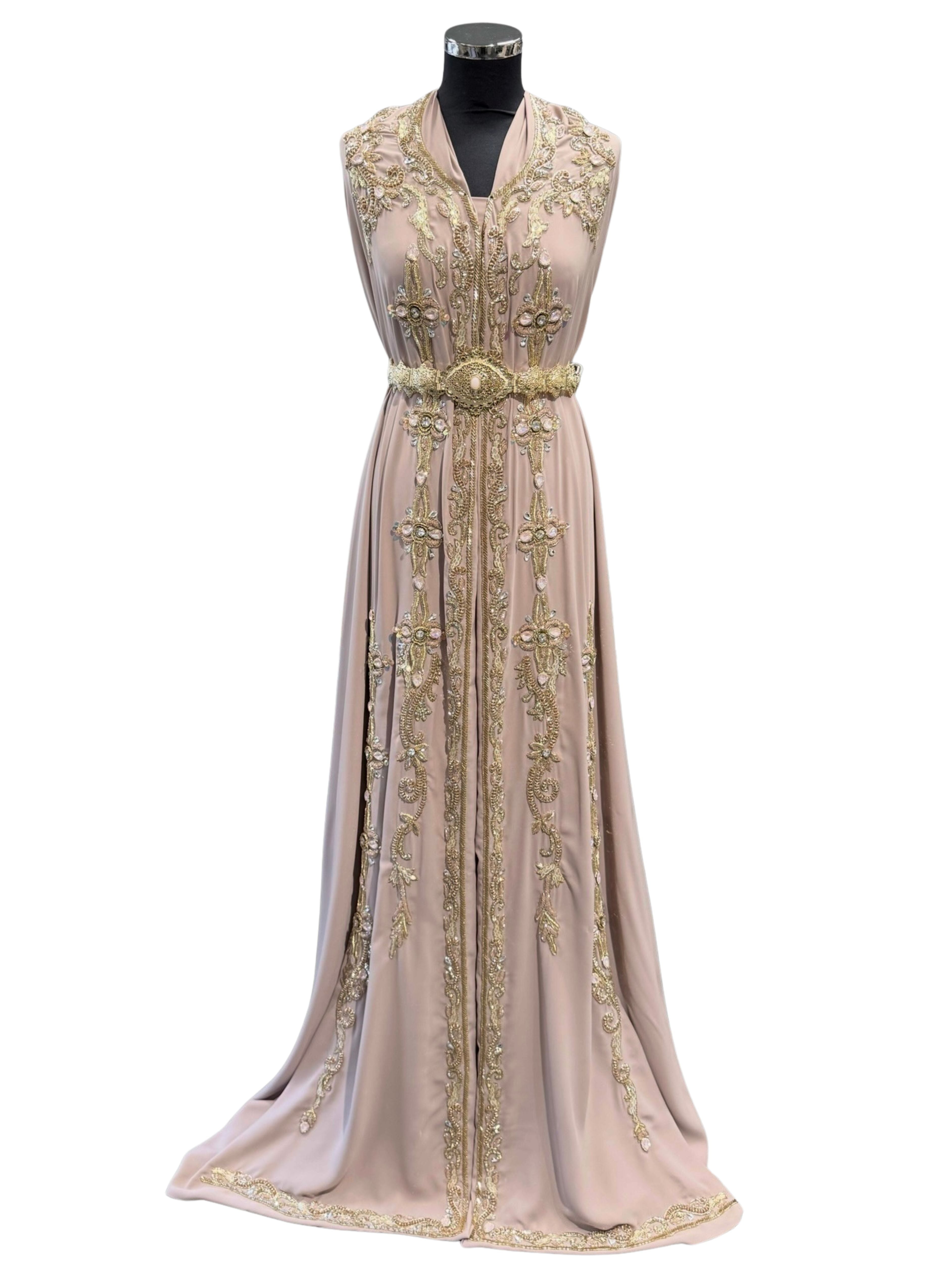 Voorkant van oudroze takshita stof, verfijnd bewerkt met gouden stenen en roze opal glasstenen.