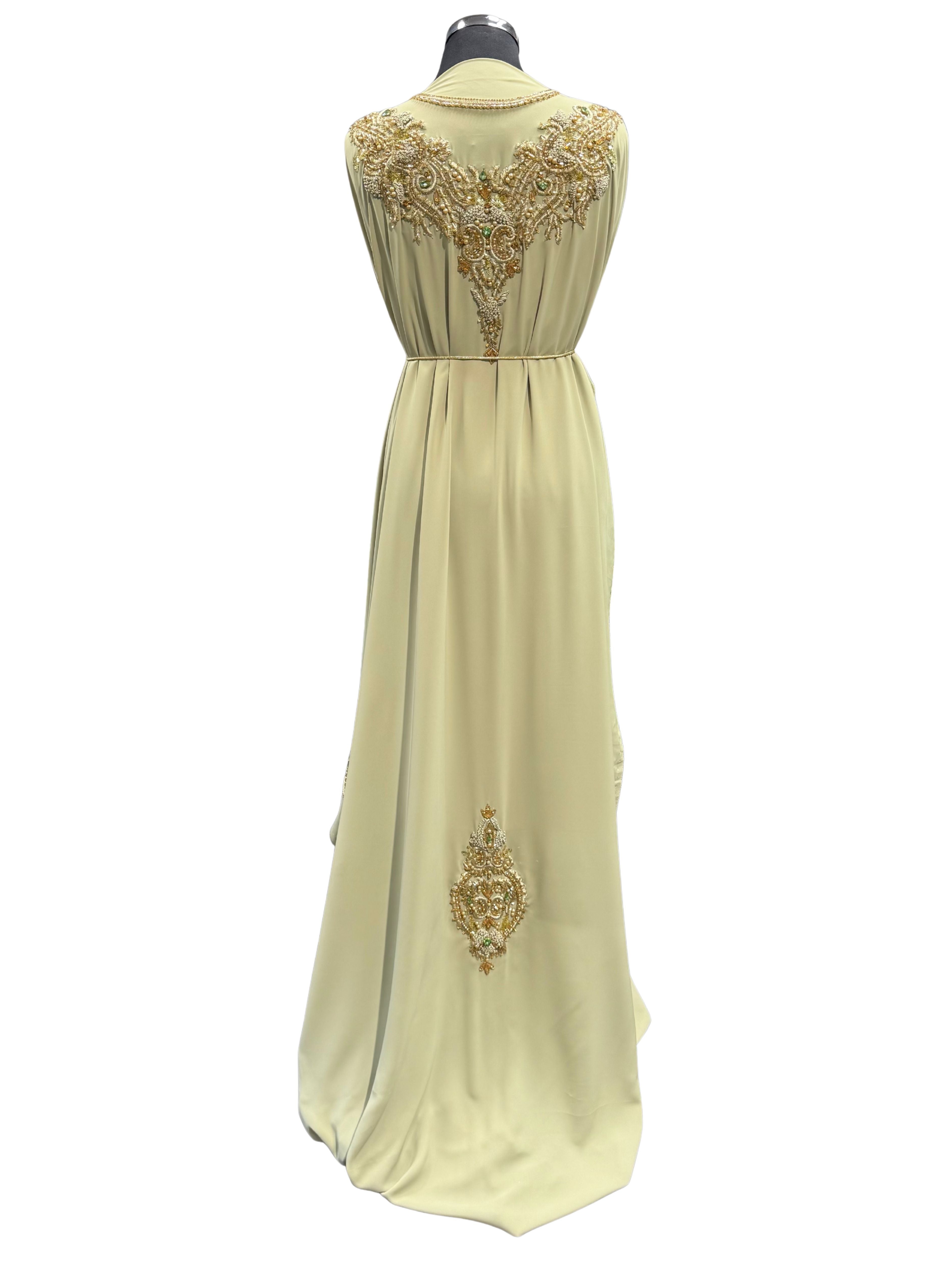 Achterkant van pistache takshita stof van crepe kwaliteit, bewerkt met gouden borduurwerk en fonkelende stenen. De onderstof is pistache crepe.