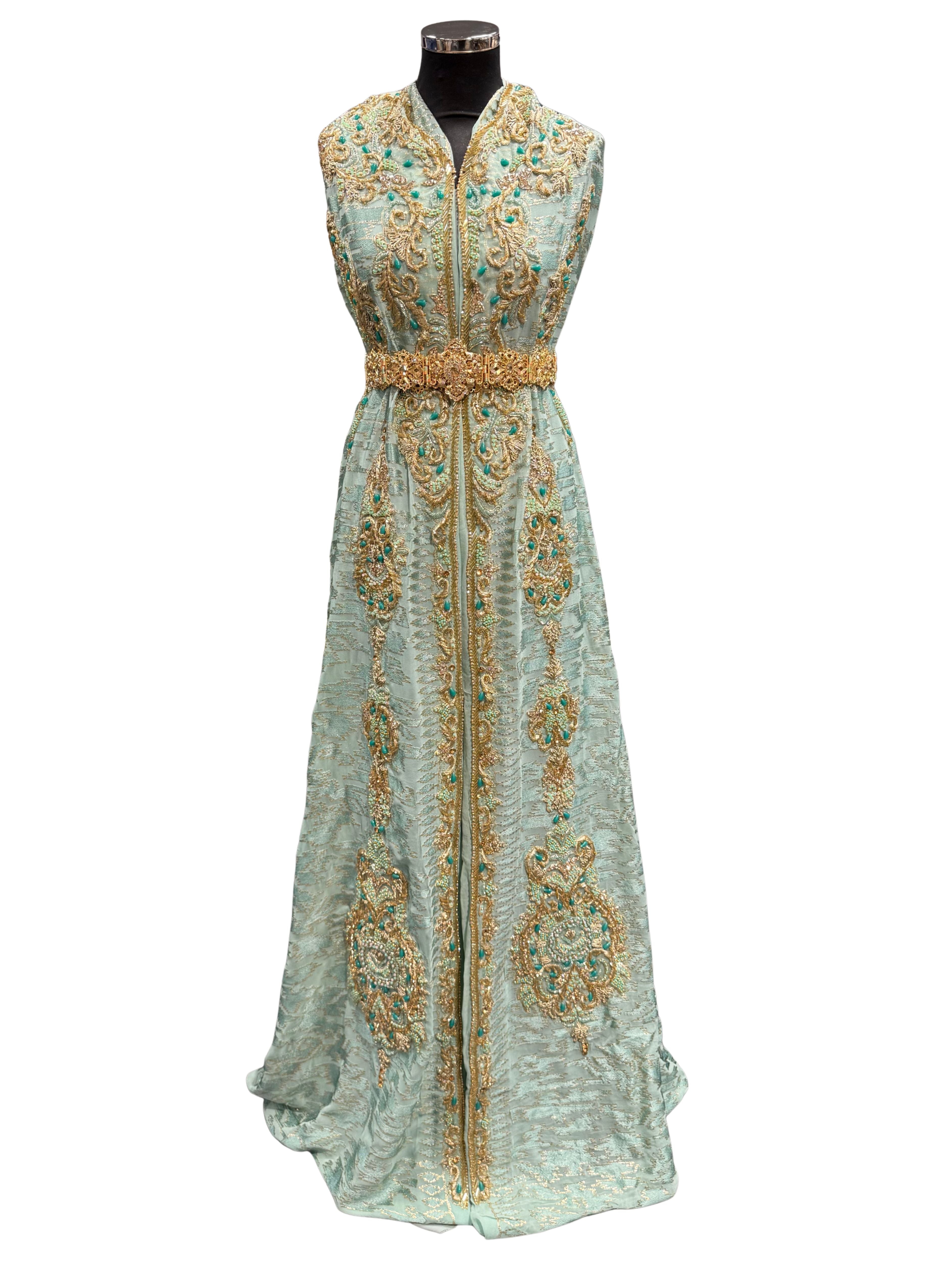 Voorkant van zeegroene semi-transparante takshita stof, bewerkt met kraaltjes en stenen, met zeegroene crepe onderstof.