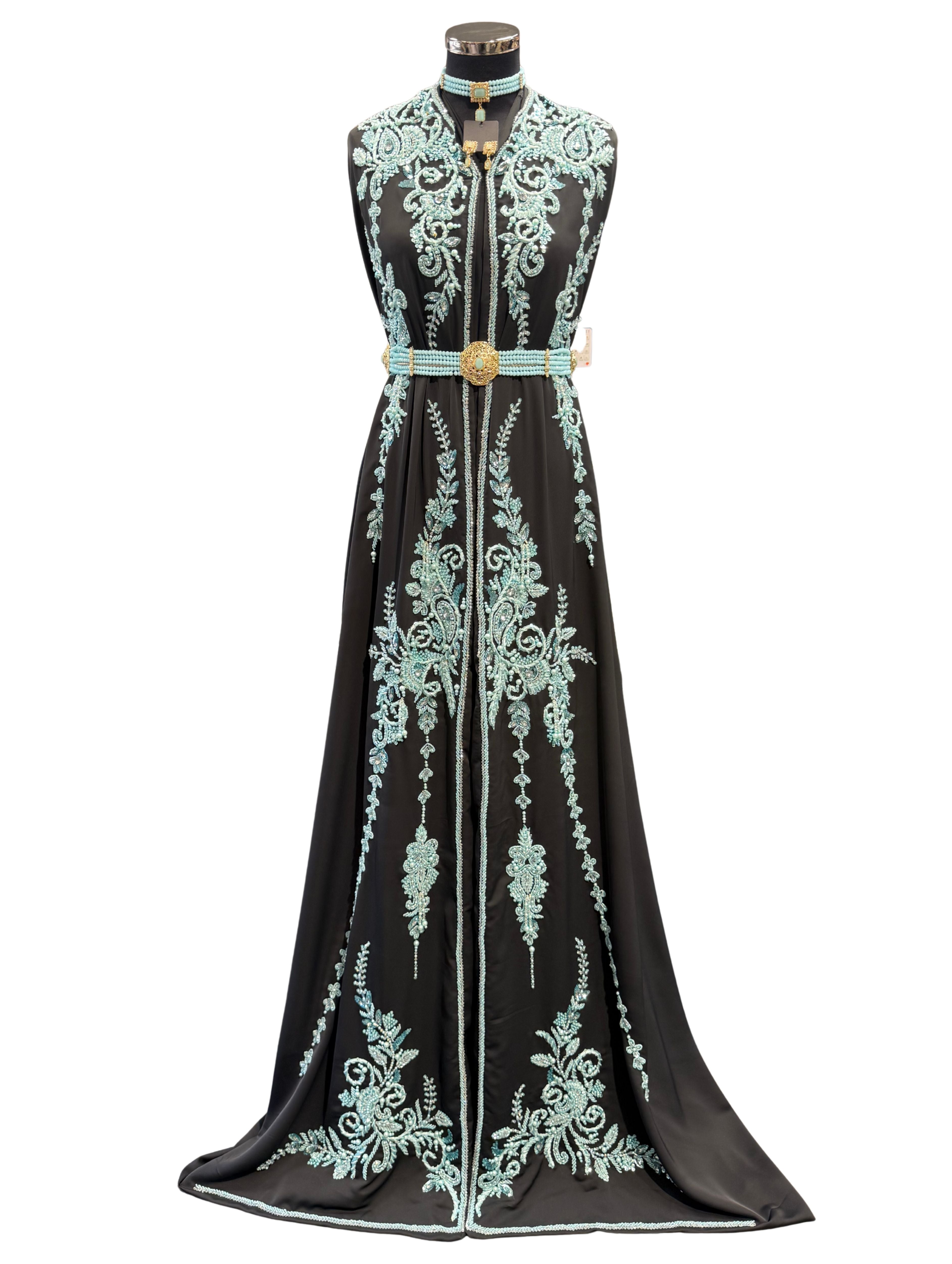 Voorkant van zwarte takshita stof van crepe kwaliteit, bewerkt met lichtblauwe kralen en parels. De onderstof is zwarte crepe.