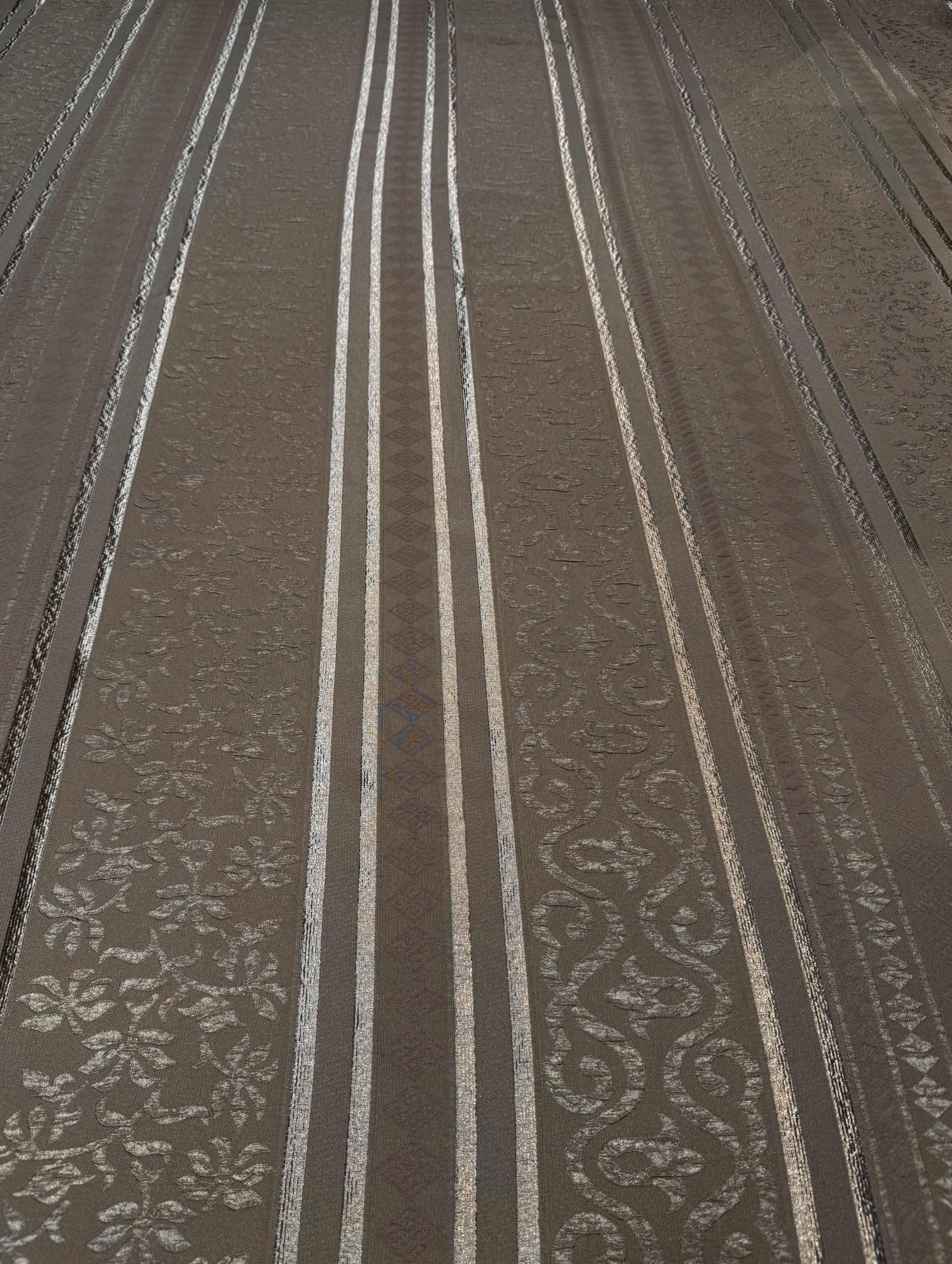 Taupe jacquard stof met ingeweven verticale banen en klassieke patronen voor Marokkaanse djellaba's.