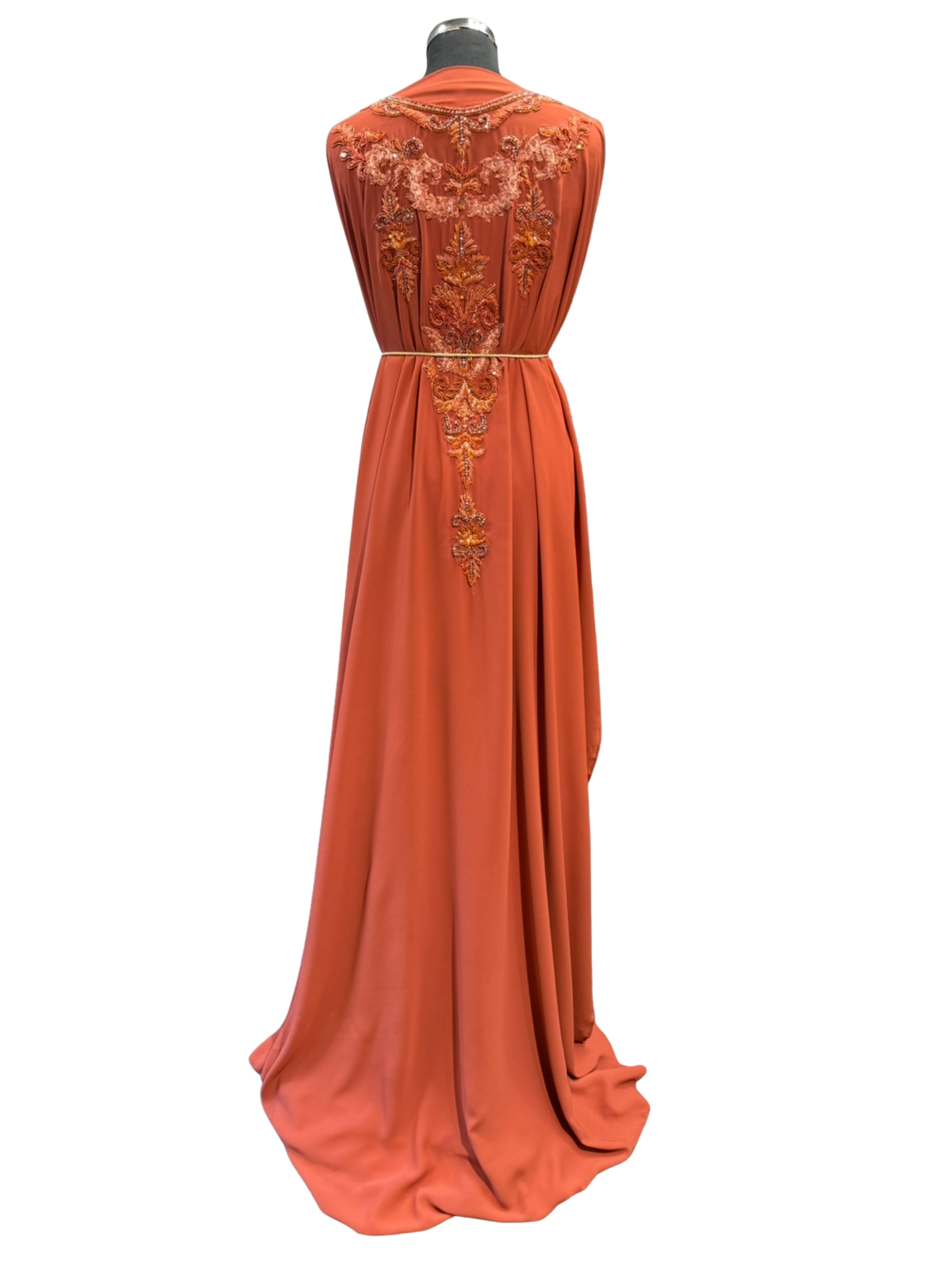 Achterkant van terra crêpe stof voor takshita met soepel vallende structuur en egale afwerking.