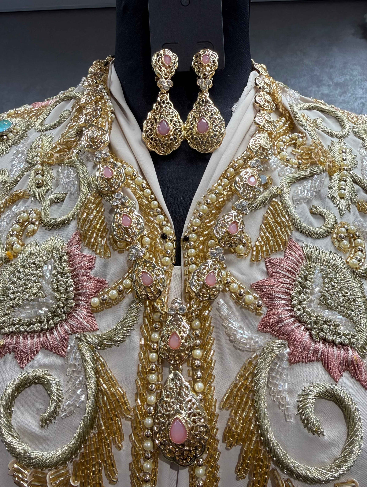 Gouden Marokkaanse sieradenset met oudroze stenen, bestaande uit een in lengte verstelbare ketting en bijpassende oorbellen.