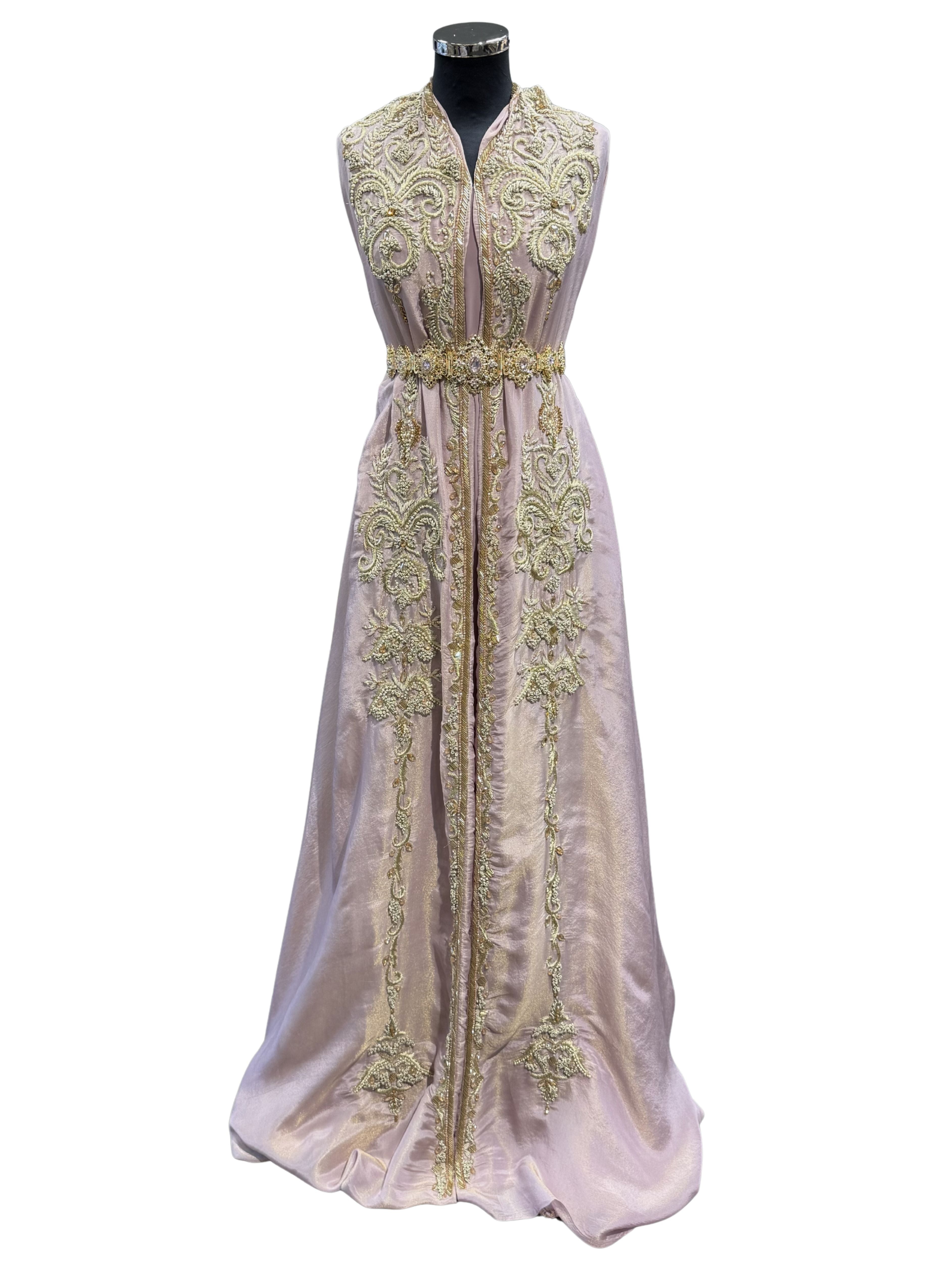 Voorkant van oudroze metallic organza takshita stof met gouden bewerking.