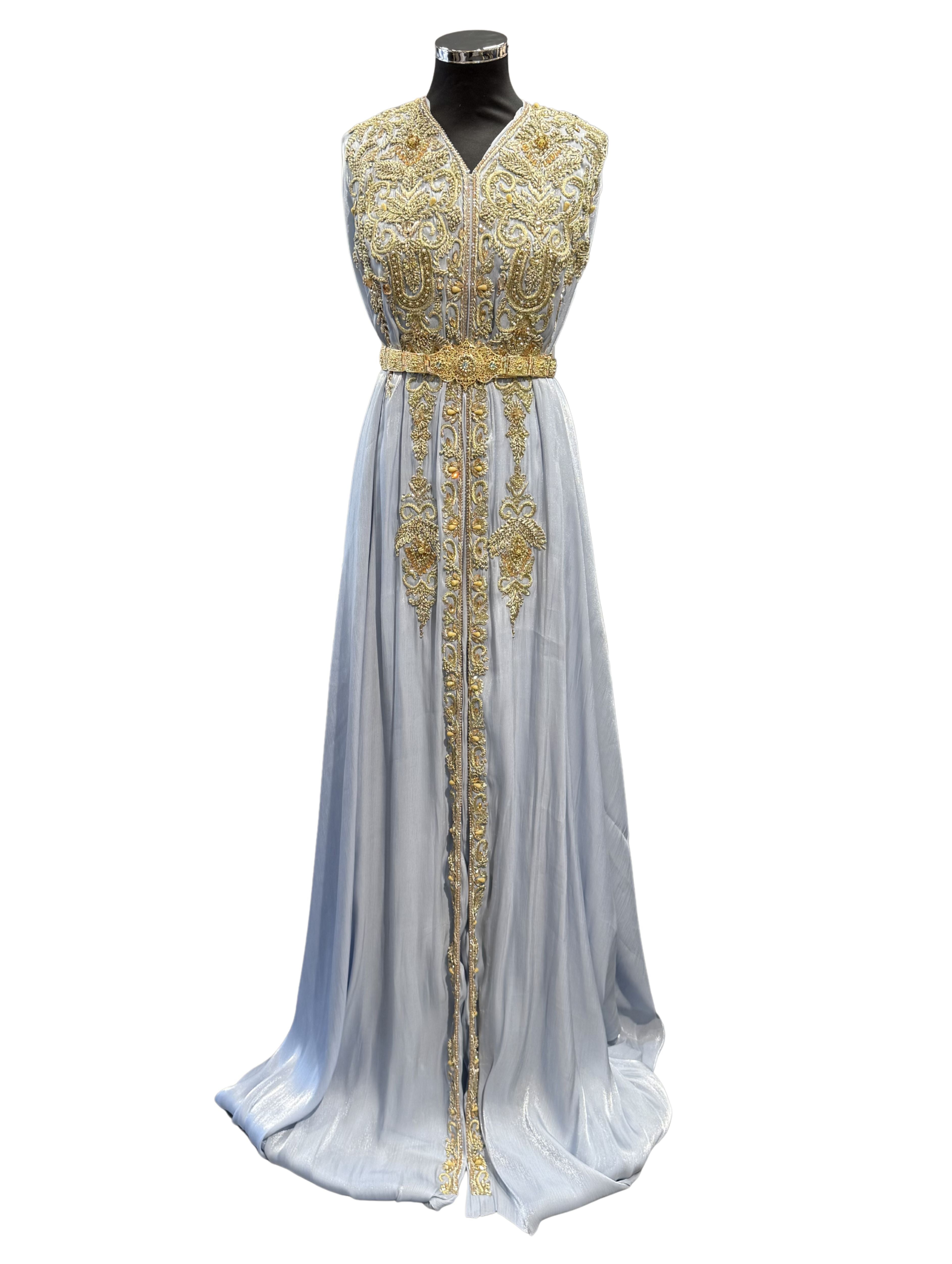 Voorkant van ijsblauwe organza takshita stof met gouden bewerking.