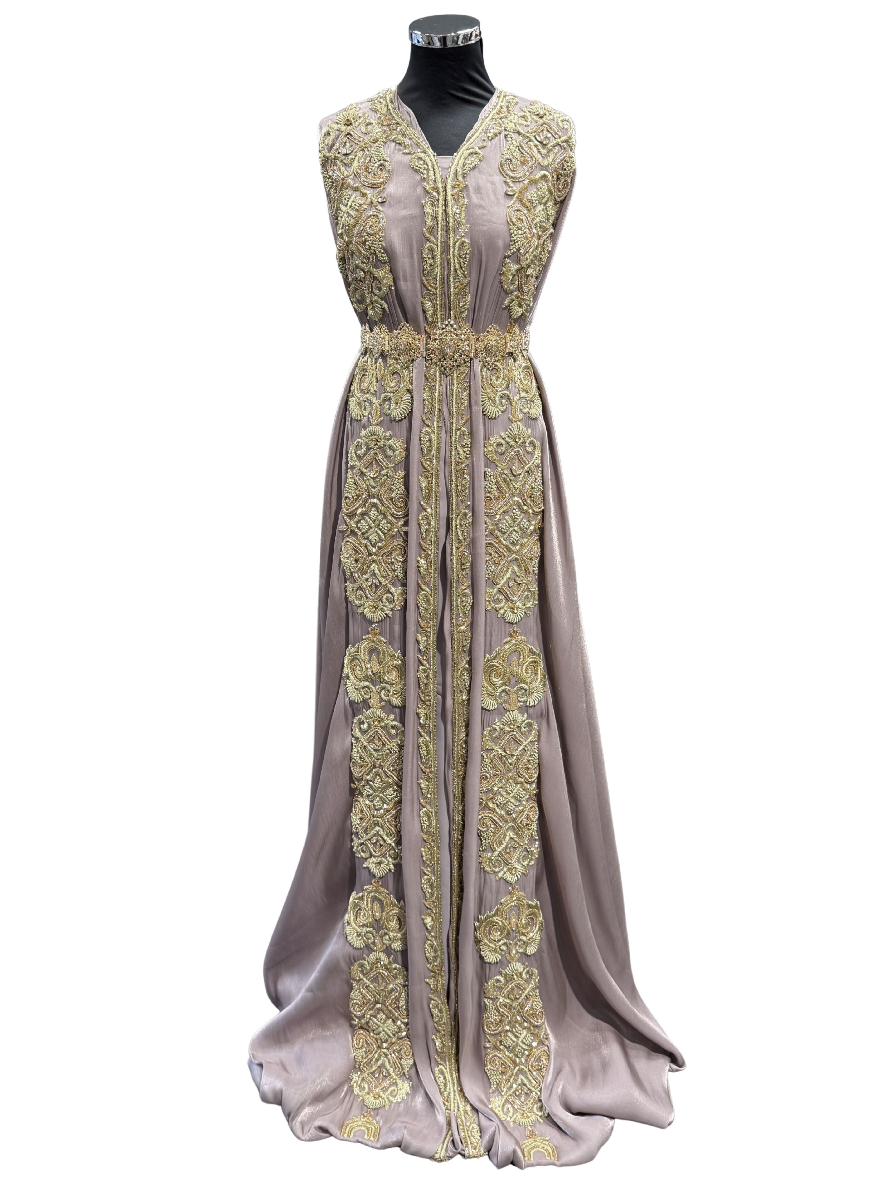 Voorkant van warm taupe organza takshita stof met gouden bewerking.