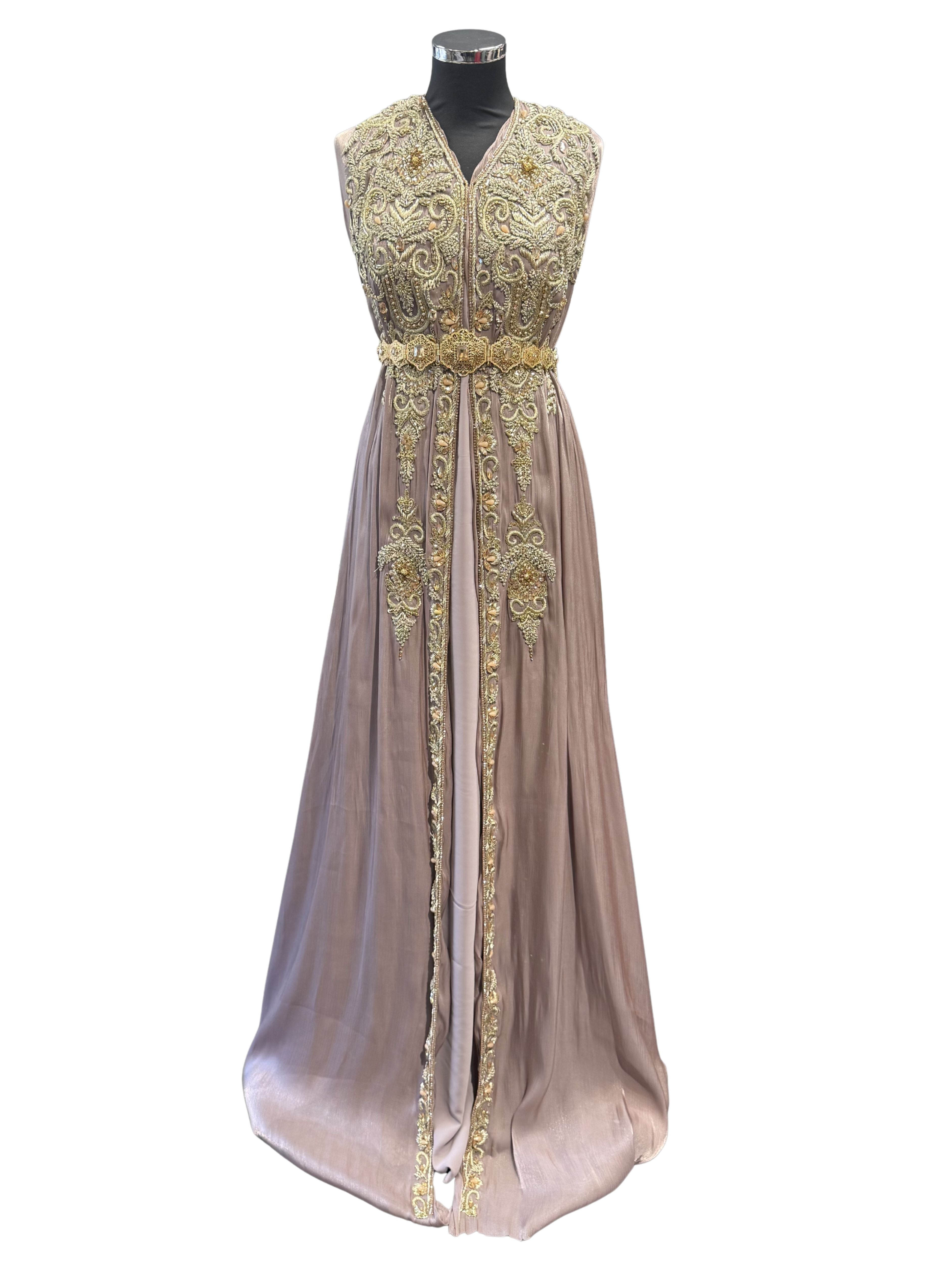 Voorkant van warm taupe organza takshita stof met gouden borduurwerk en stenen.