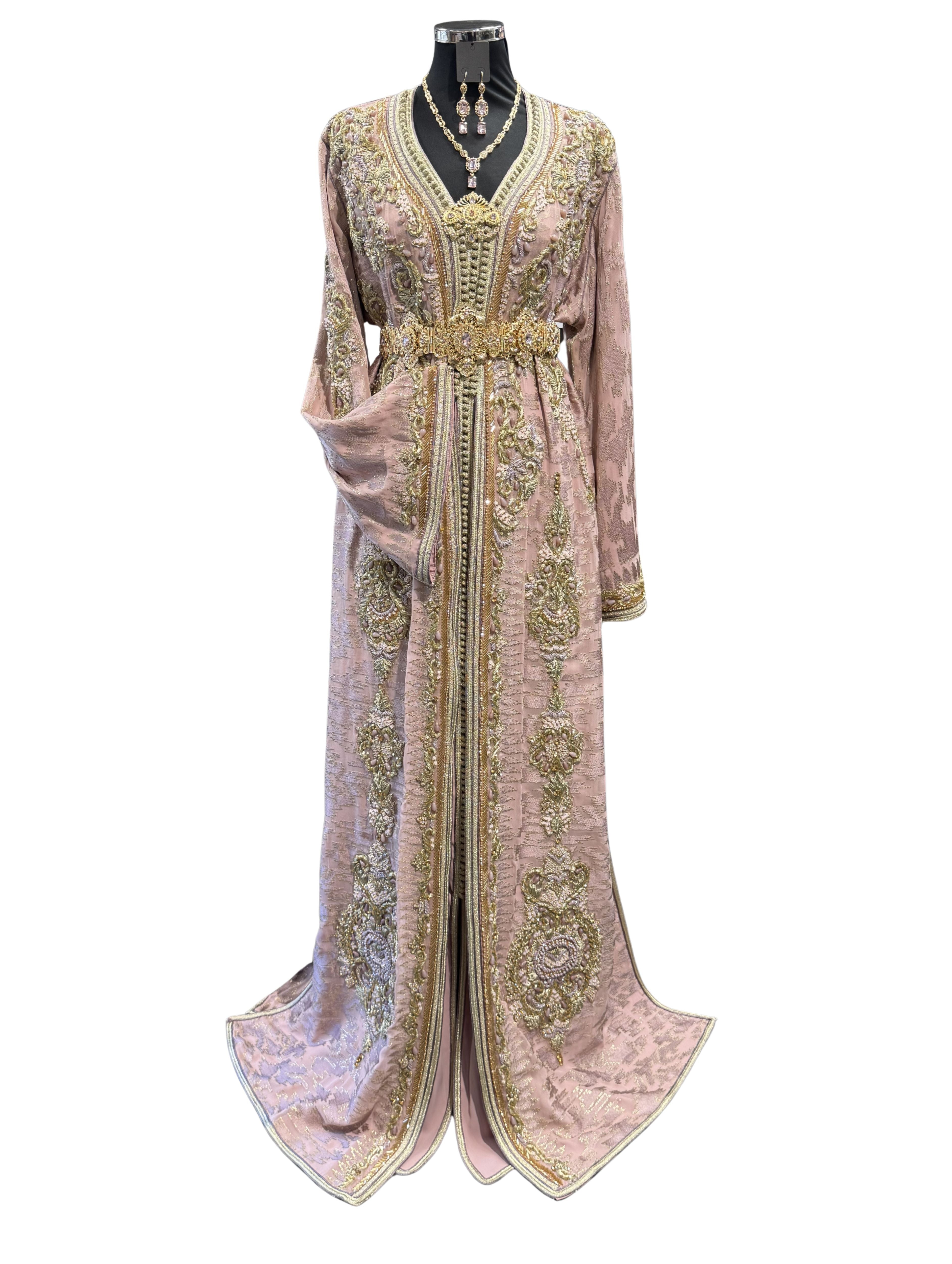 Voorkant van oudroze Marokkaanse takshita met gouden bewerking, sfifa en lila kraaltjes.