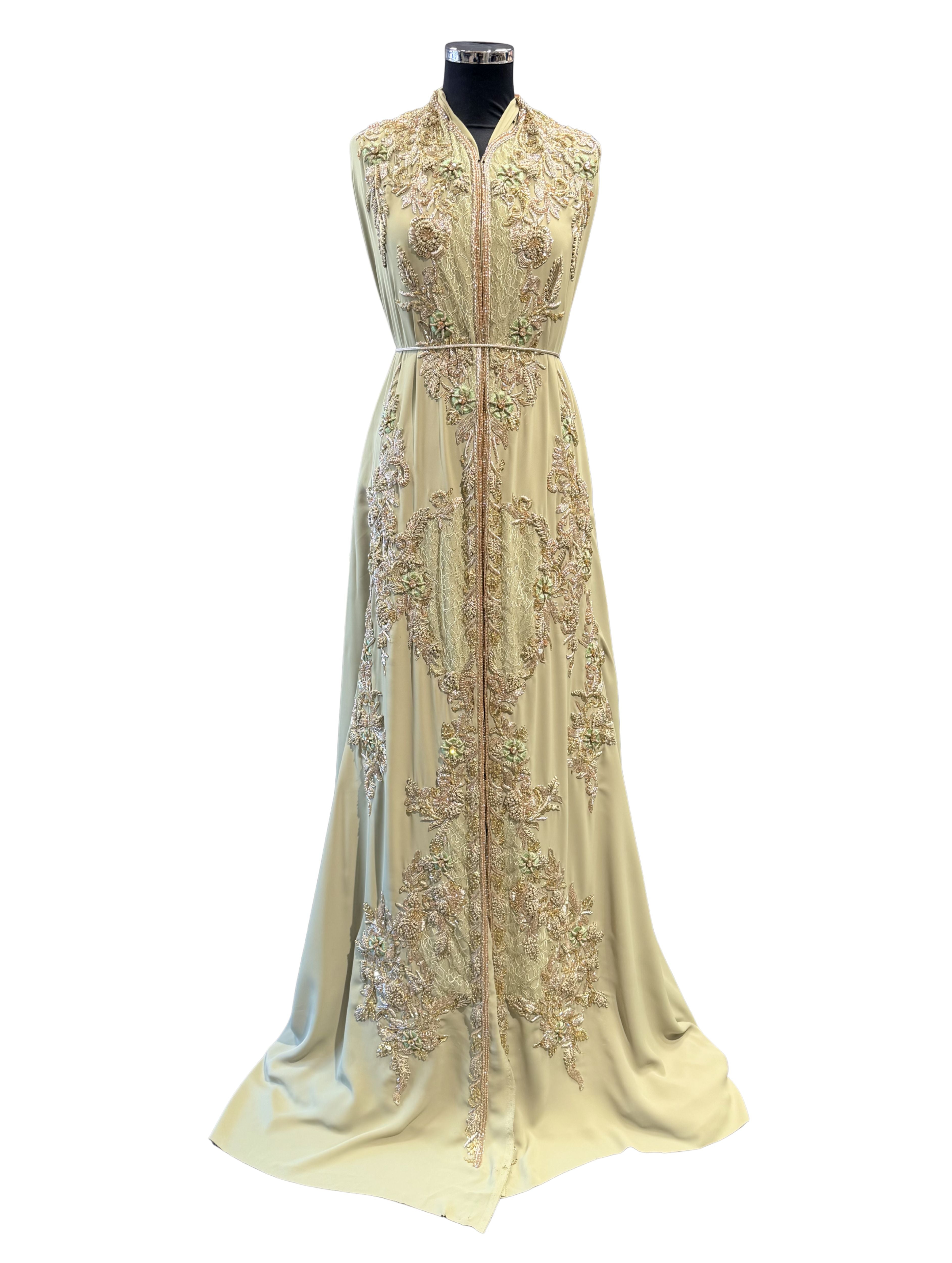 Pistache crêpe takshita stof met goud borduurwerk en kanten applicaties voorkant
