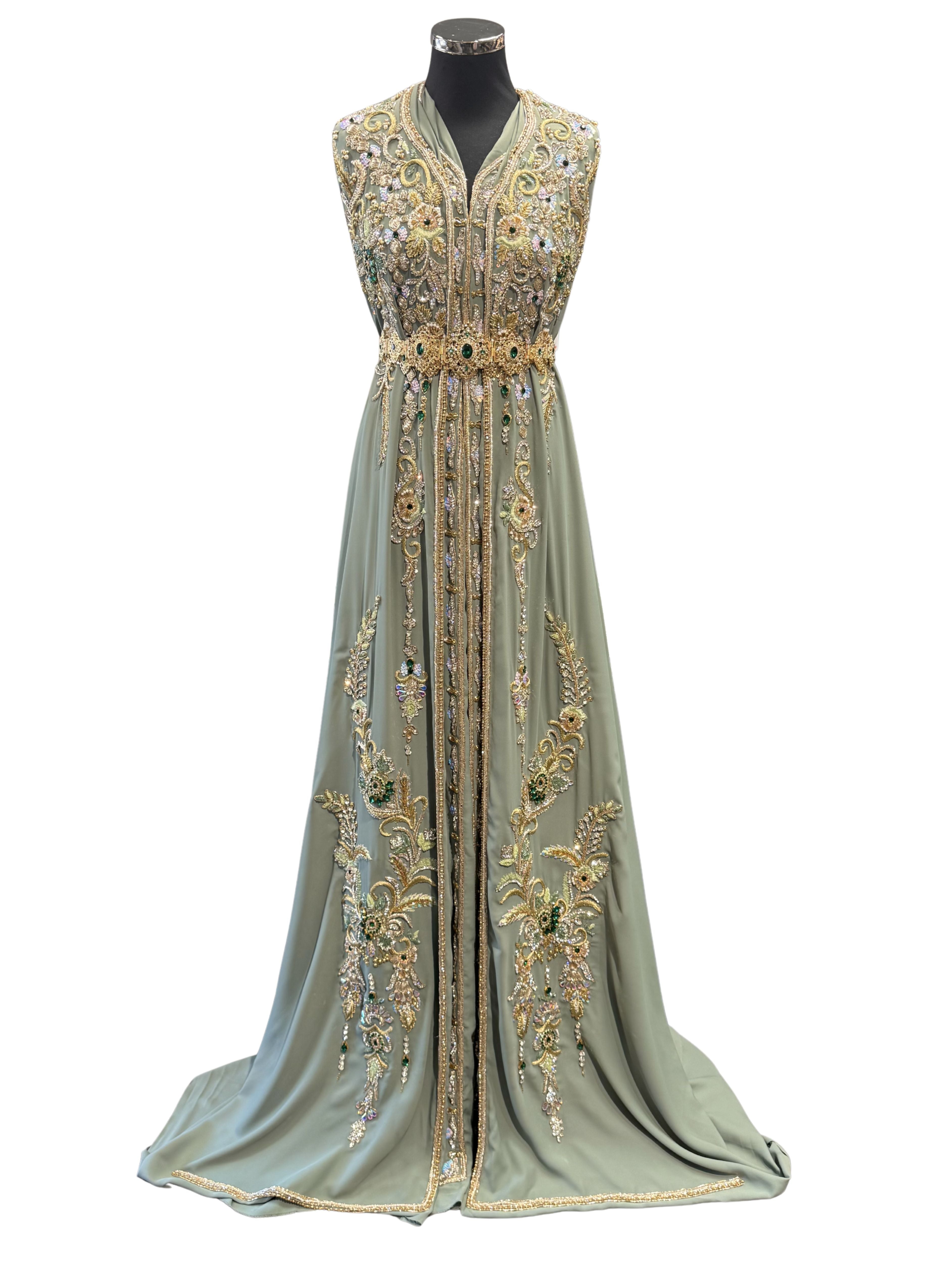 Voorkant van vintage mintgroene crêpe takshita stof met goud- en groen borduurwerk en smaragdgroene stenen.