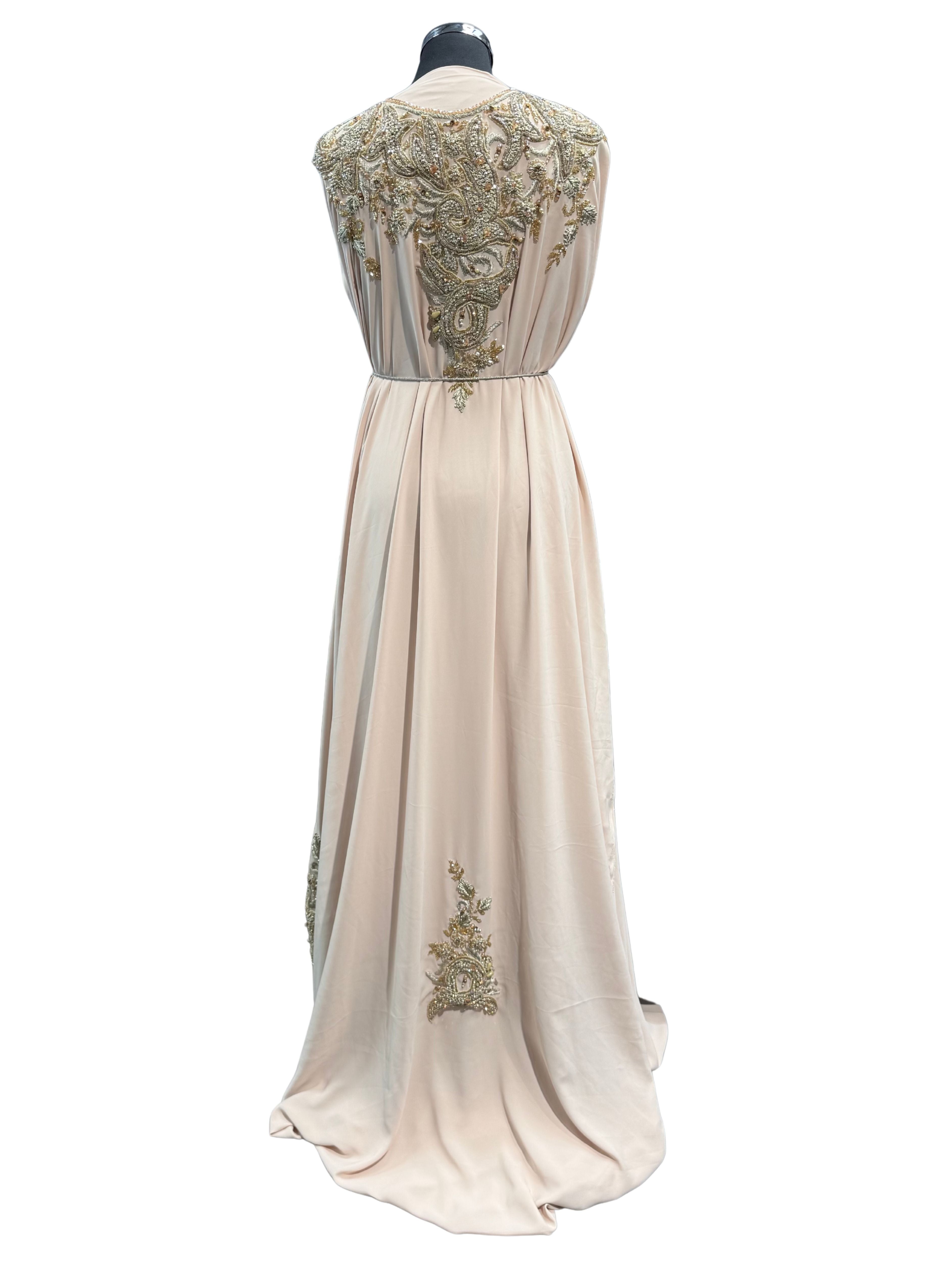 Warm beige crêpe caftan stof met goudborduursel.
