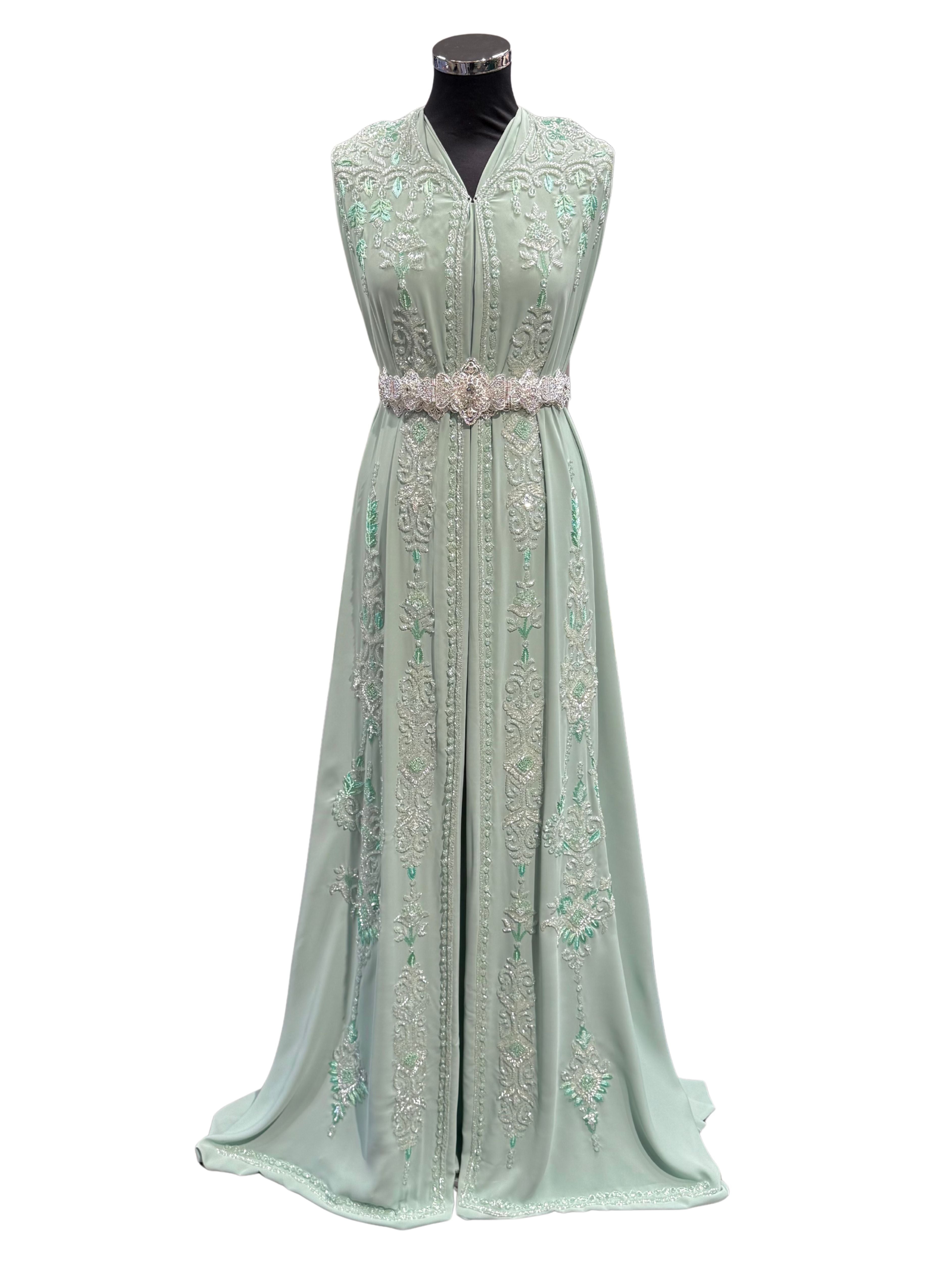 Voorkant van zacht zeegroene soepel vallende crêpe stof, afgewerkt met een ton-sur-ton bewerking.