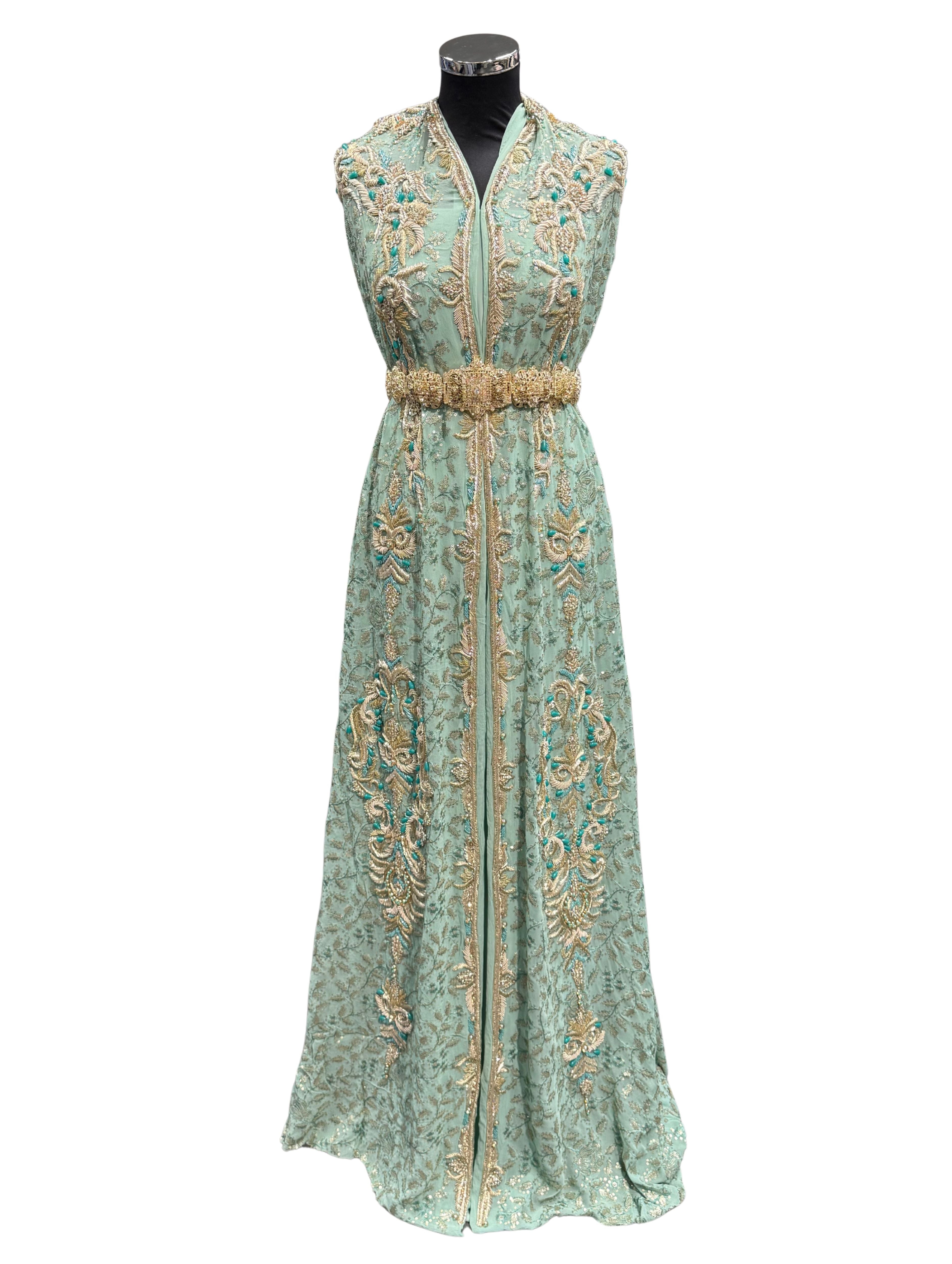 Voorkant van zacht zeegroene transparante stof, volledig geborduurd en rijk versierd met pailletten, goudborduurwerk en zeegroene kralen.