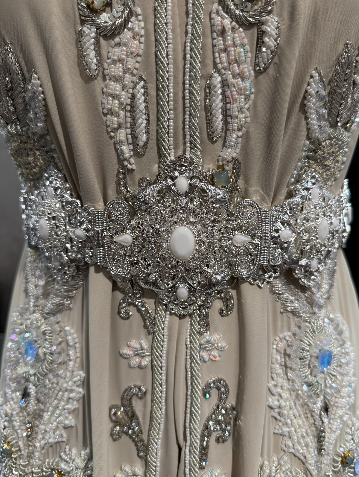 Marokkaanse zilveren mdamma riem met witte stenen, geschikt voor een kaftan, takshita of galajurk.