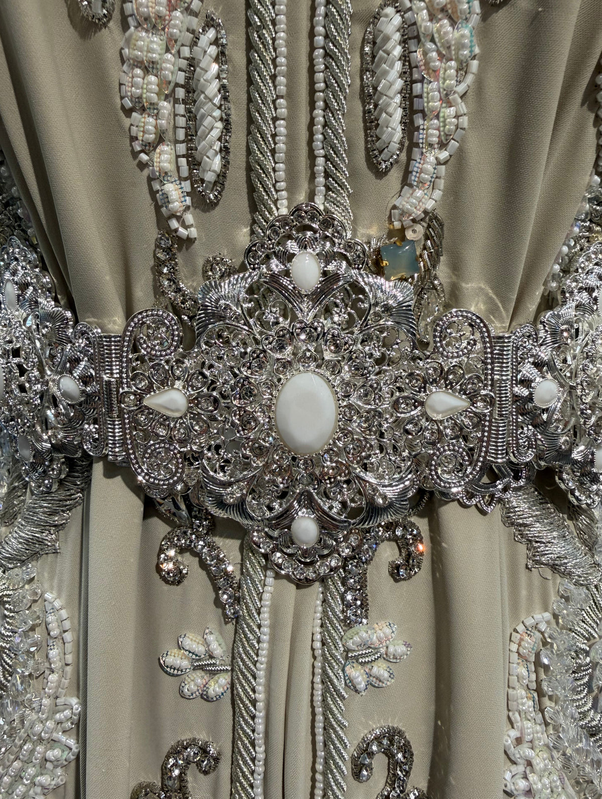 Marokkaanse zilveren mdamma riem met witte stenen, geschikt voor een kaftan, takshita of galajurk.