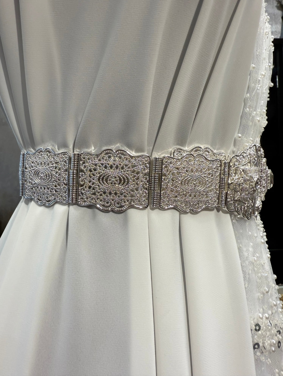 Zilveren taqlidi riem, traditionele Marokkaanse mdamma riem met heldere stenen, gedragen bij een takshita