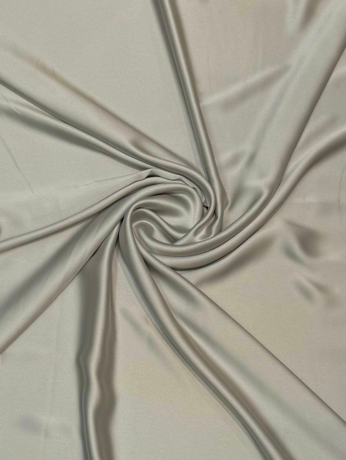 Soepelvallende grijze crepe satijn met een zijdeglans.