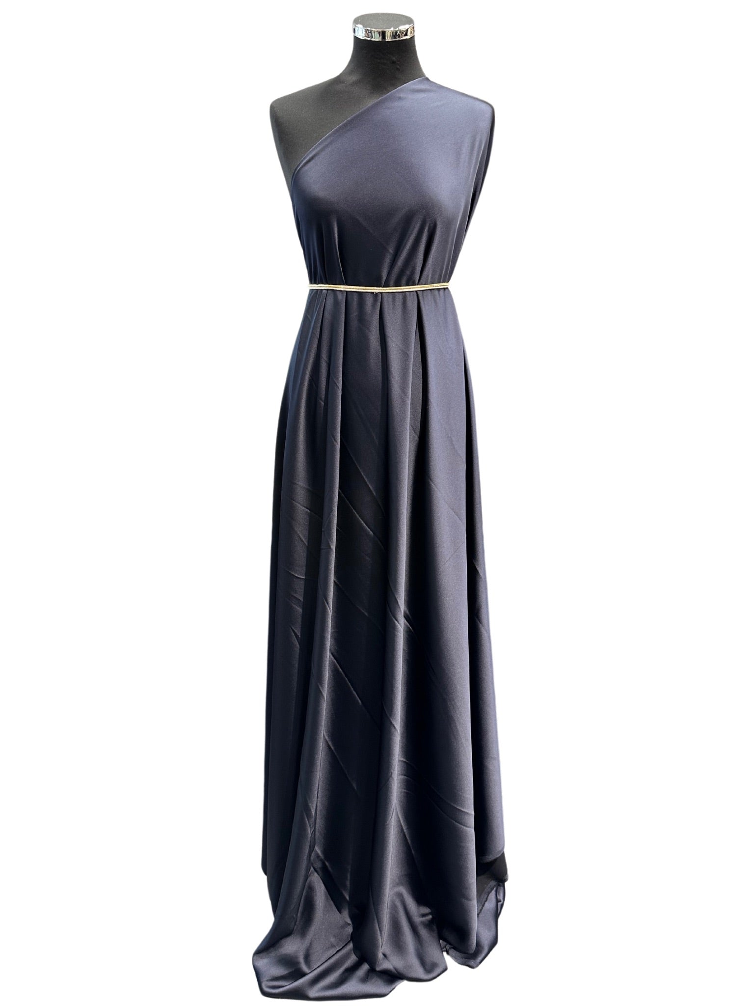 Donkerblauwe crepe satijn stof met luxe zijdeglans en soepelvallende kwaliteit, geschikt voor caftans, takshita's en exclusieve kledingstukken.