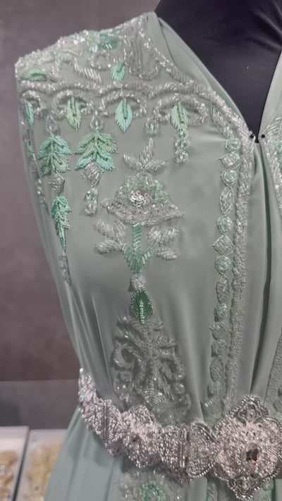 Video van zacht zeegroene soepel vallende crêpe stof met een rustige ton-sur-ton bewerking.