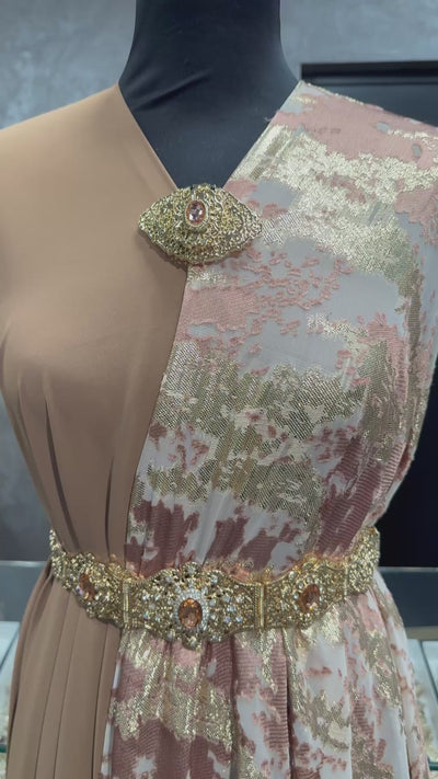 Detailvideo van de mocha tlija stof met close-up van structuur, kleur en afwerking, geschikt voor traditionele kleding zoals takshita en dirac.