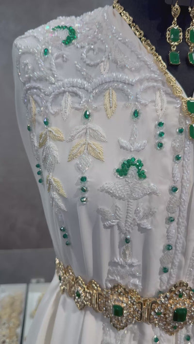 Video van crème crêpe stof voor takshita waarin de tone-sur-tone bewerking, donkergroene kraaltjes en valling zichtbaar zijn.