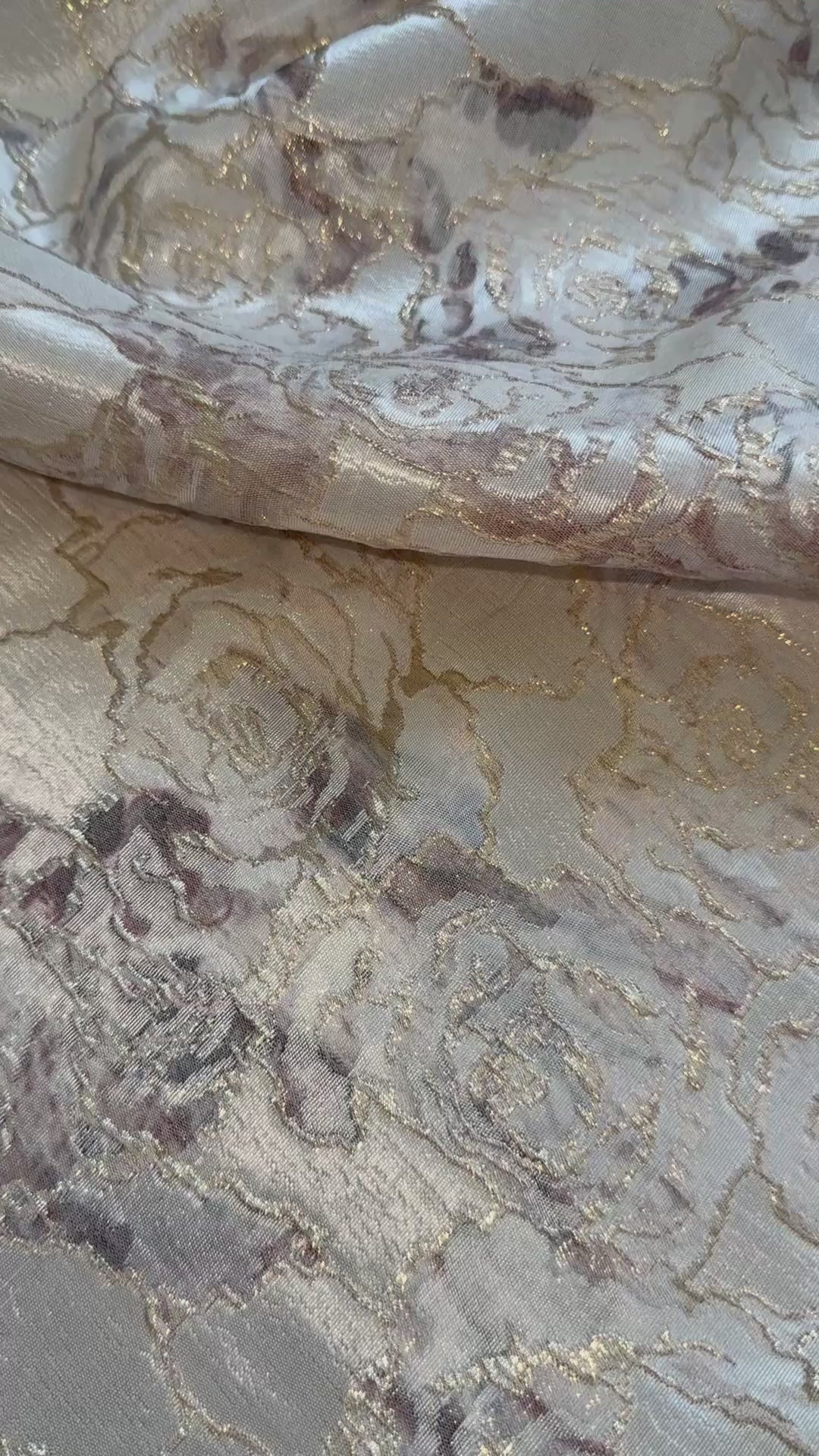 Luxe soepelvallende champagne brokaat stof met een rozenprint in taupe. Perfect voor Marokkaanse kleding zoals takshita's en caftans.