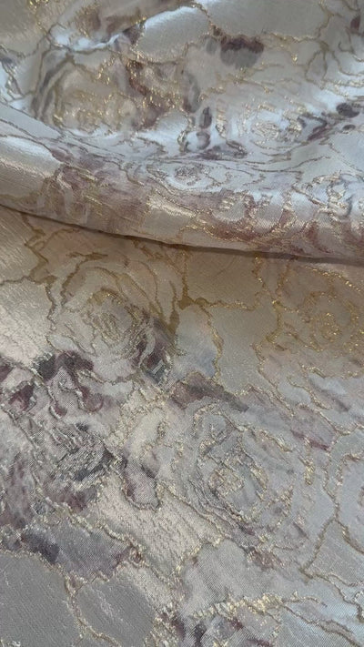 Luxe soepelvallende champagne brokaat stof met een rozenprint in taupe. Perfect voor Marokkaanse kleding zoals takshita's en caftans.