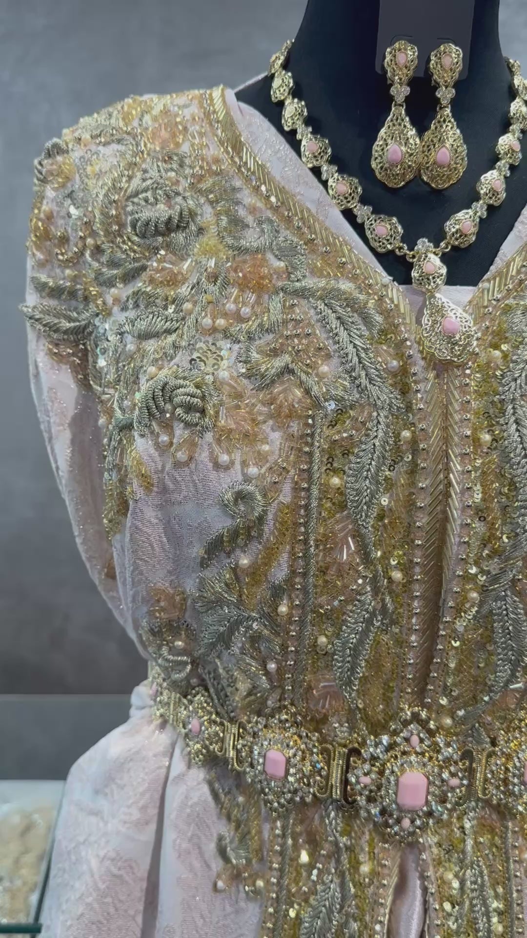 Poederroze brokaat takshita stof met gouden borduursel en kralen video