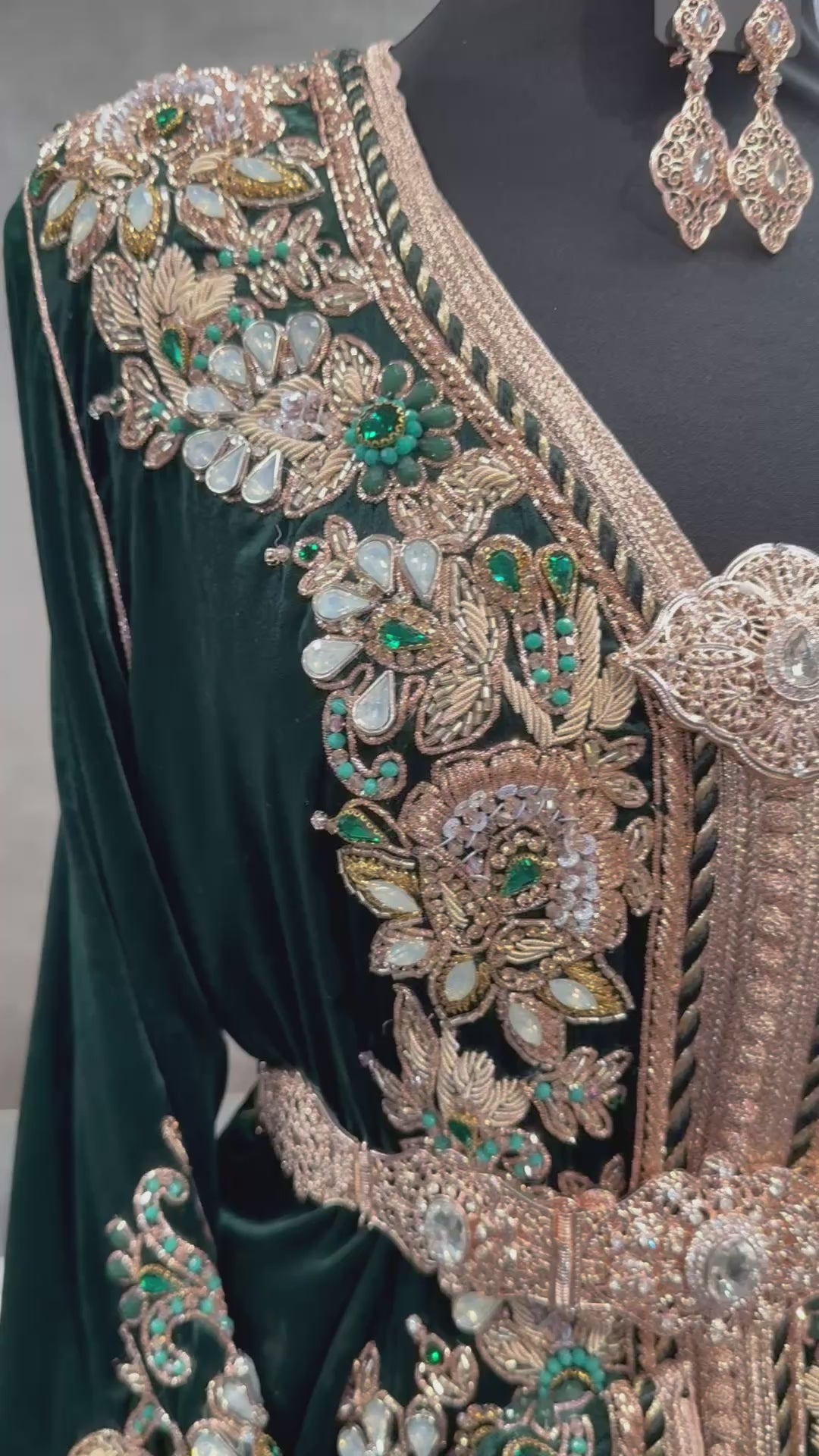 Donkergroene takshita gemaakt van luxe fluweel, afgewerkt met verfijnde details en een elegante traditionele pasvorm.