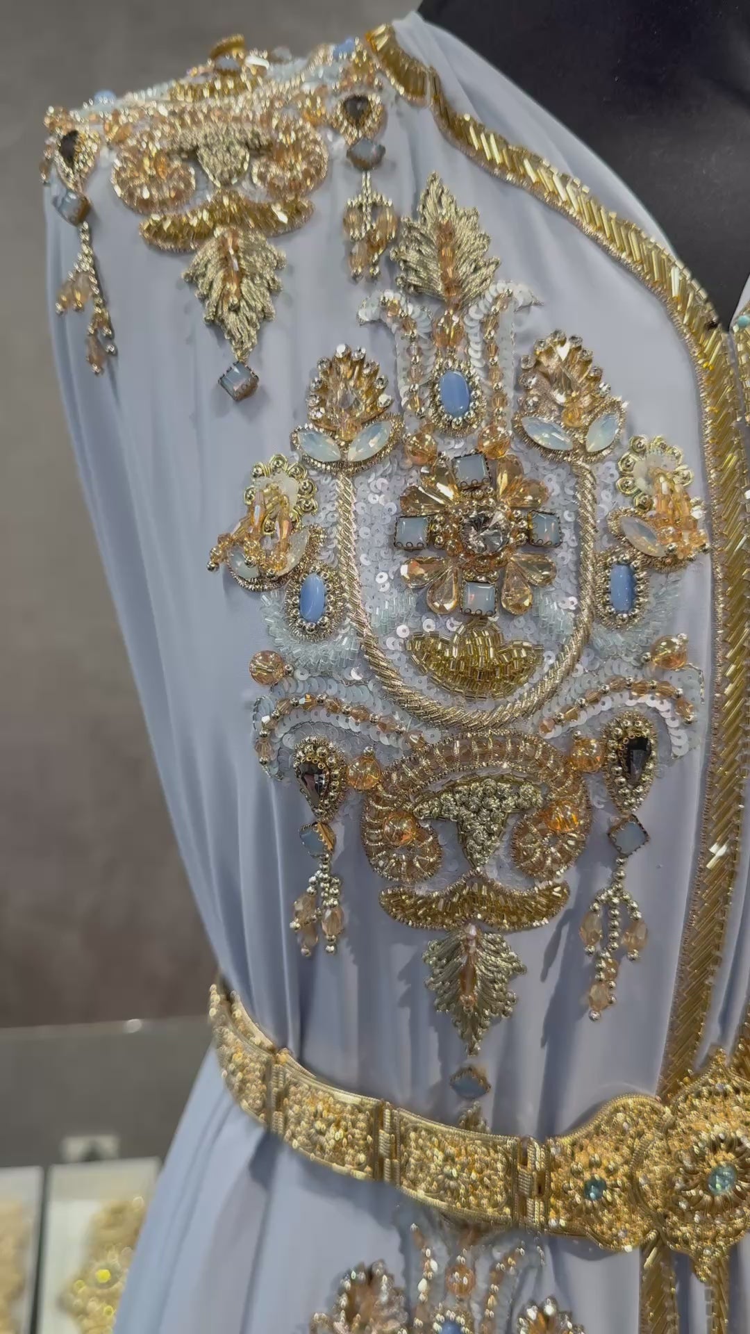 Video van lichtblauwe takshita stof van crepe kwaliteit, verfijnd bewerkt met gouden accenten.