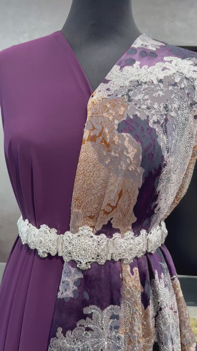 Luxe velvet tlija stof in aubergine met zilverkleurige steentjes, grijze en mosterdkleurige accenten voor takshita en caftan.