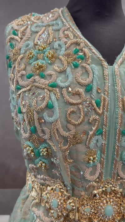 Jadegroene caftan stof met goudborduursel, steentjes, turquoise kralen en pastelblauwe kralen.