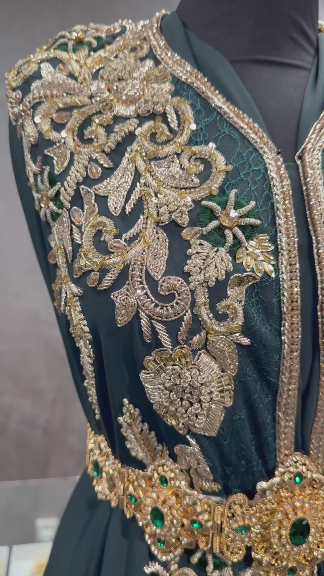 Video van donker smaragdgroene crêpe stof voor takshita waarin het goud borduurwerk, de valling en de afwerking zichtbaar zijn.