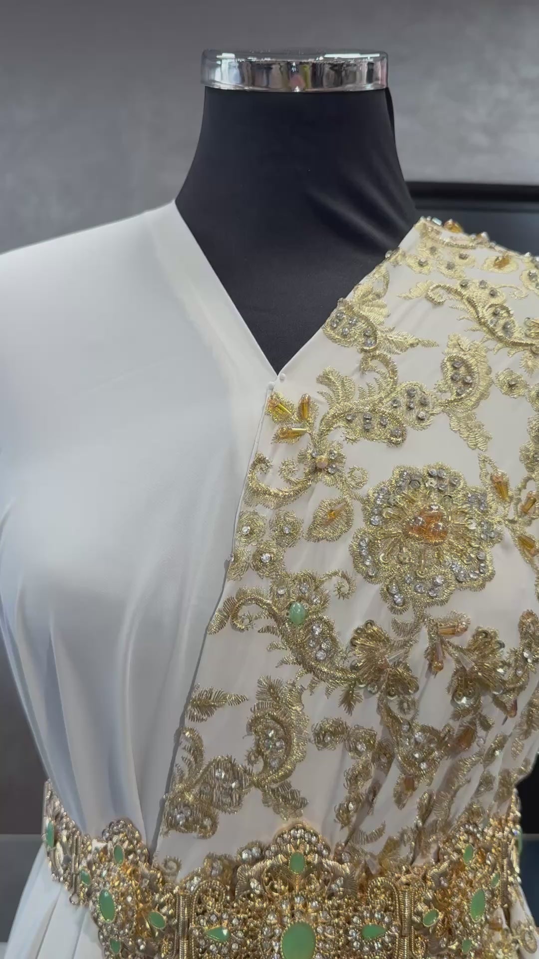 Video van crème sari stof met stenen en mintgroene kralen, waarbij de details en luxe afwerking goed zichtbaar zijn. Ideaal voor elegante traditionele outfits.