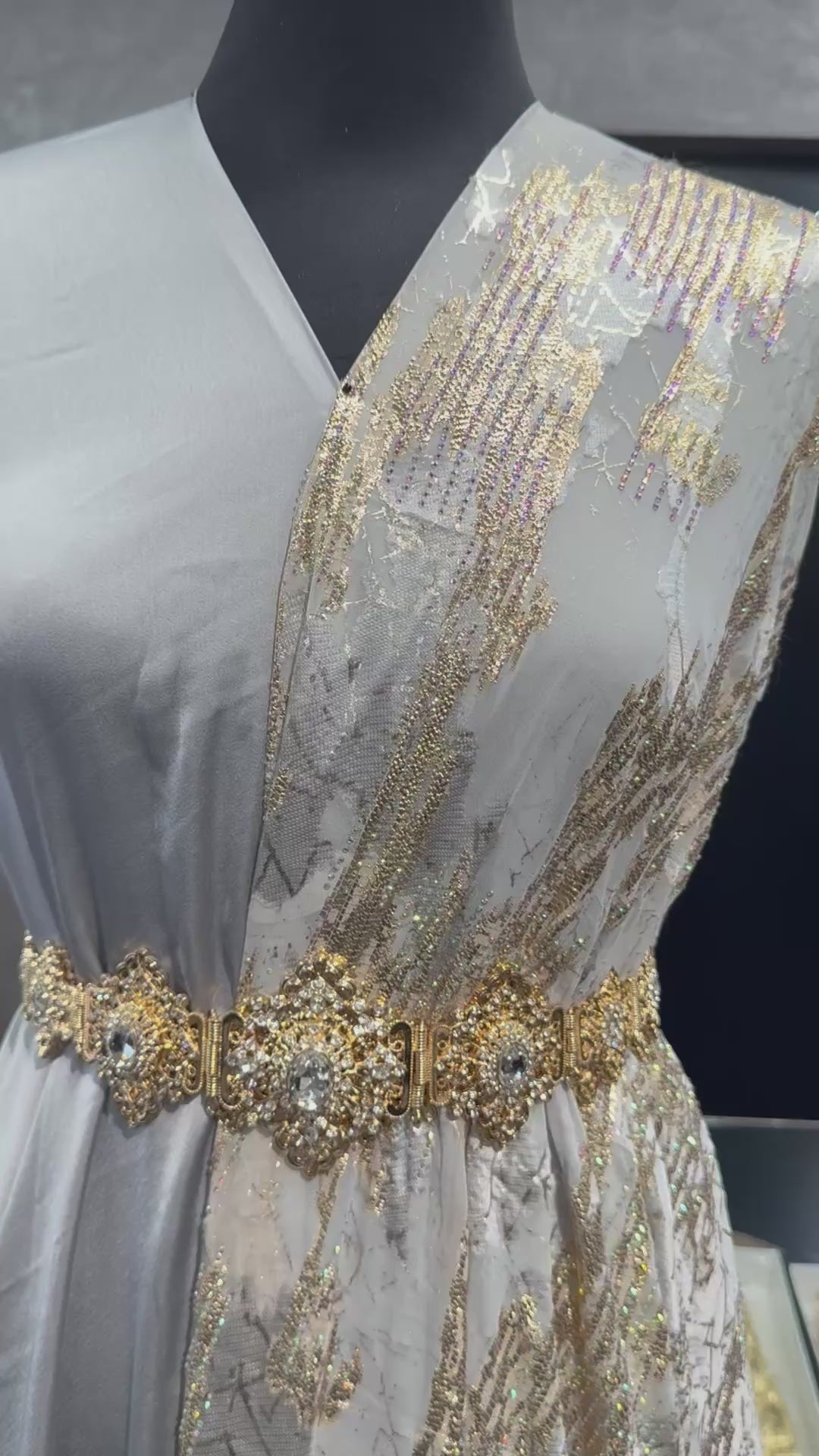 Lichtgrijze tlija stof met steentjes van hoogwaardige kwaliteit, geschikt voor takshita, dirac en Marokkaanse kleding.