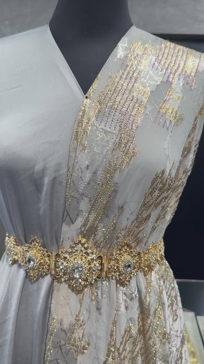 Lichtgrijze tlija stof met steentjes van hoogwaardige kwaliteit, geschikt voor takshita, dirac en Marokkaanse kleding.