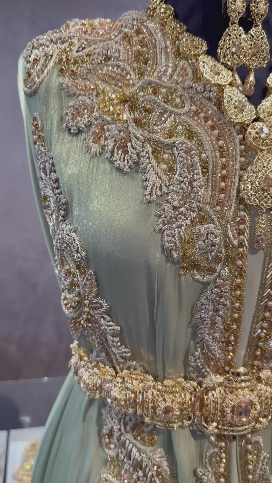 Video van soepelvallende pistache organza takshita stof met gouden borduurwerk en steentjes in beweging.